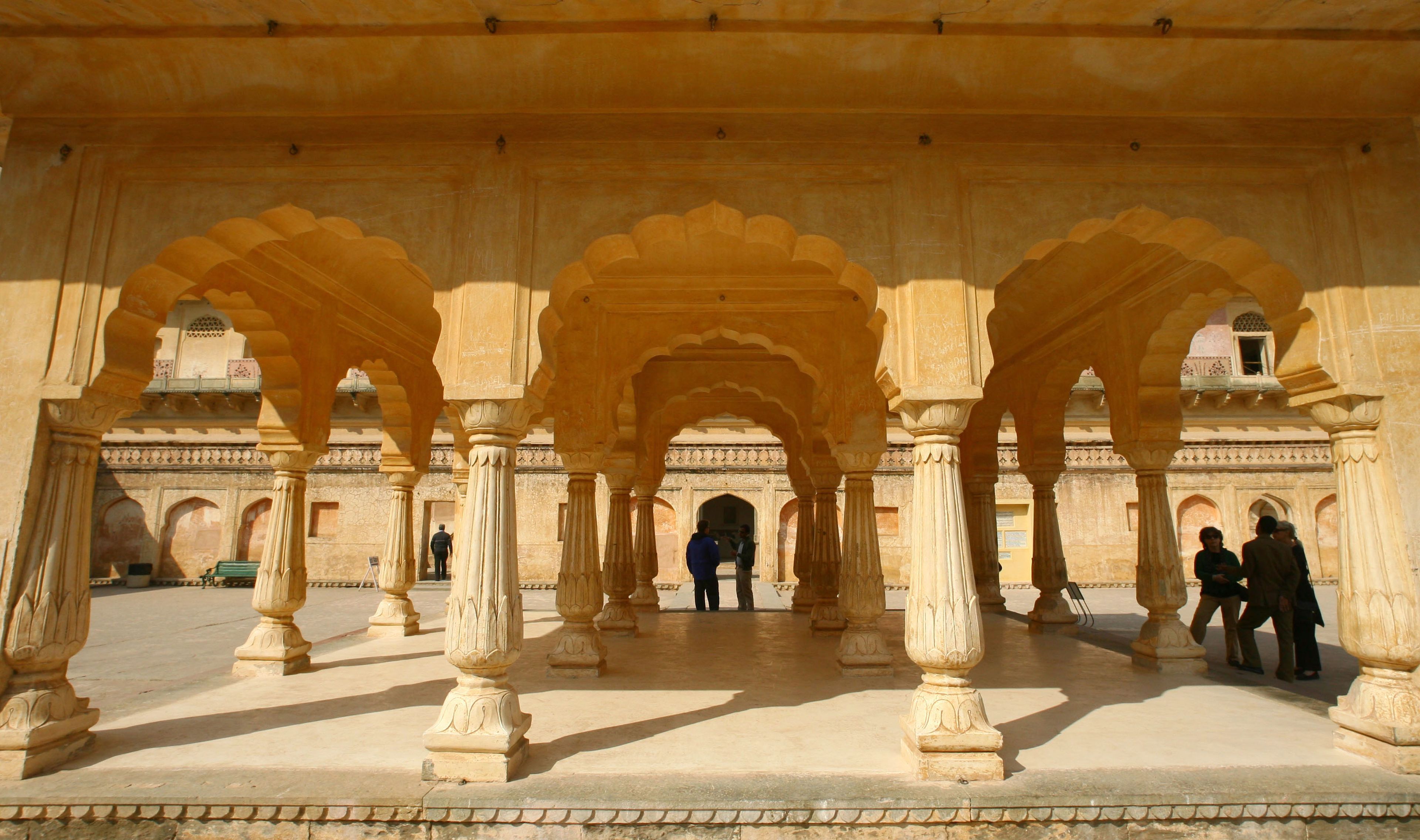 Turistas, en el fuerte Amber de Jaipur, en India.