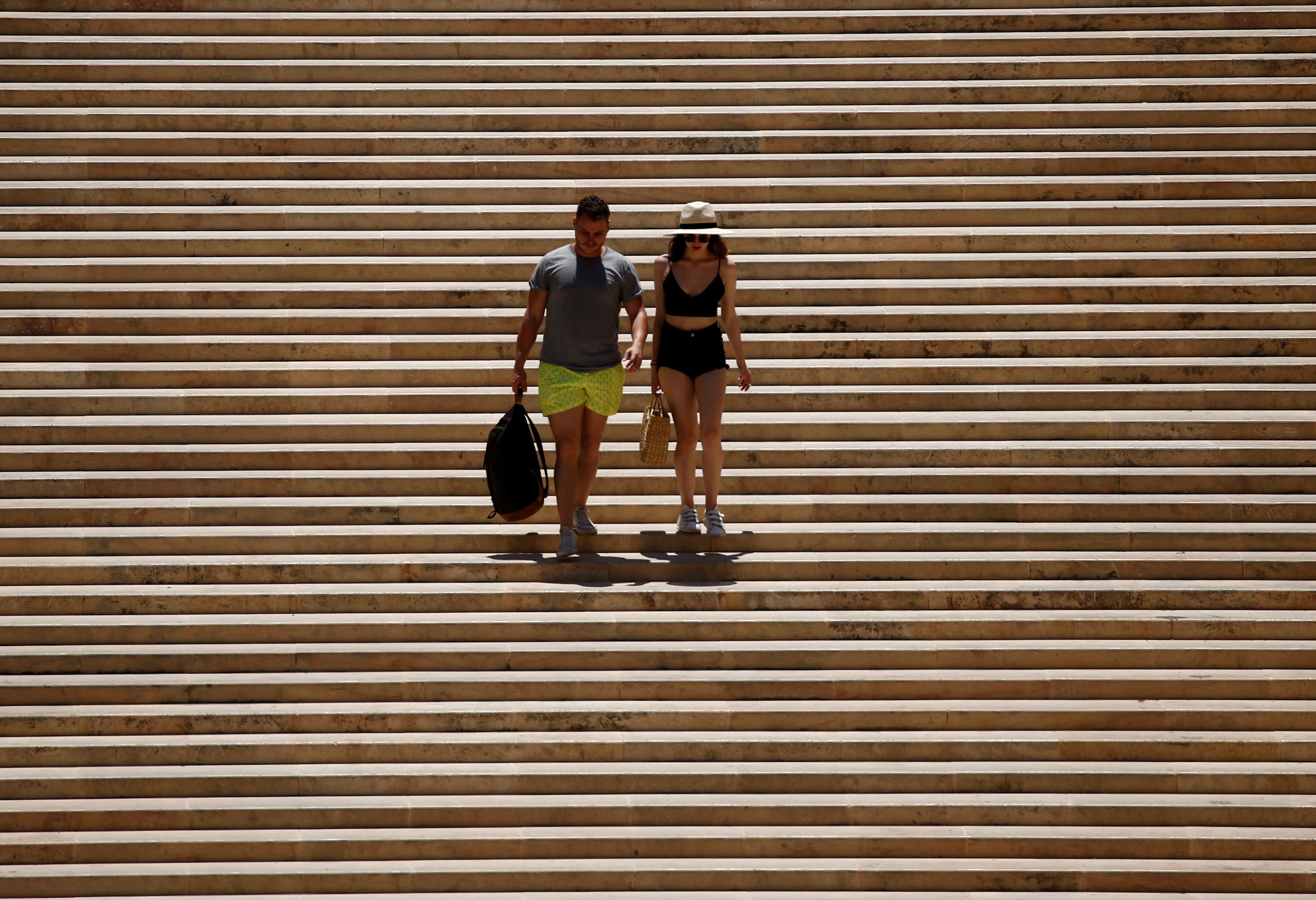 Turistas bajo el sol en Malta