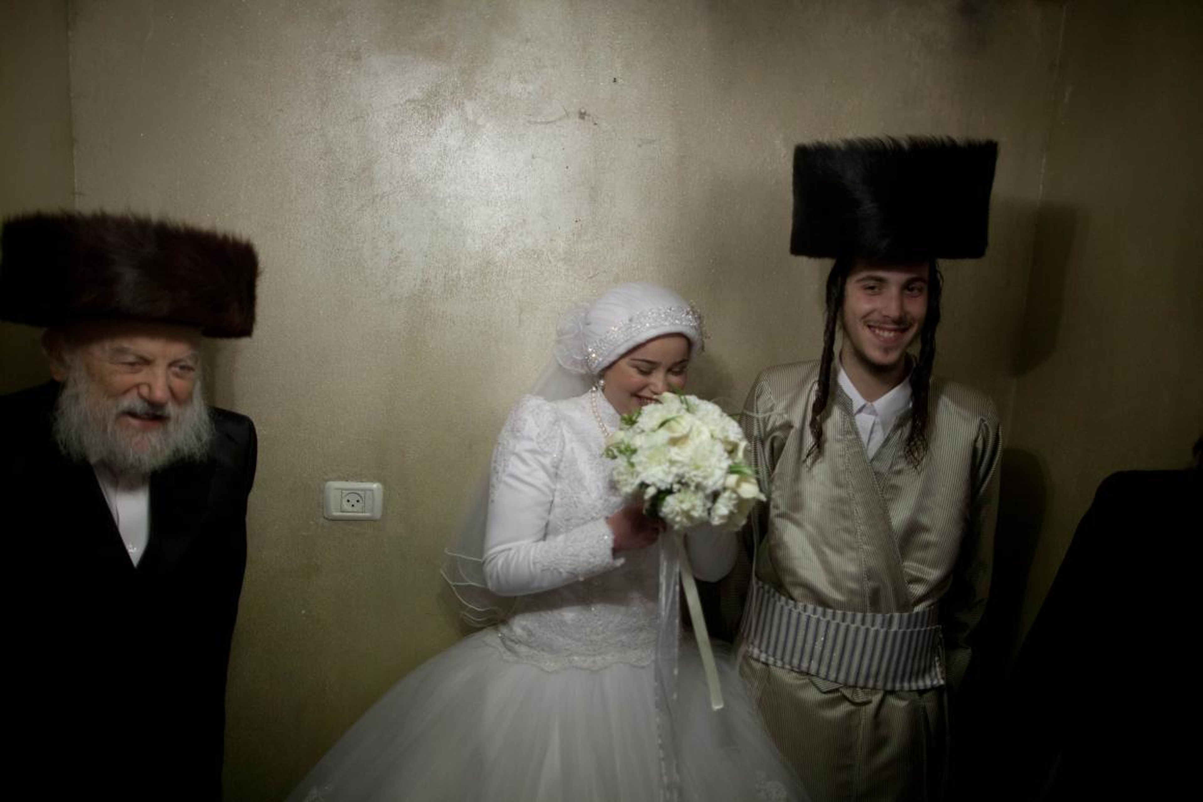 Algunas sinagogas tienen reglas estrictas sobre los colores o telas del vestido de novia.