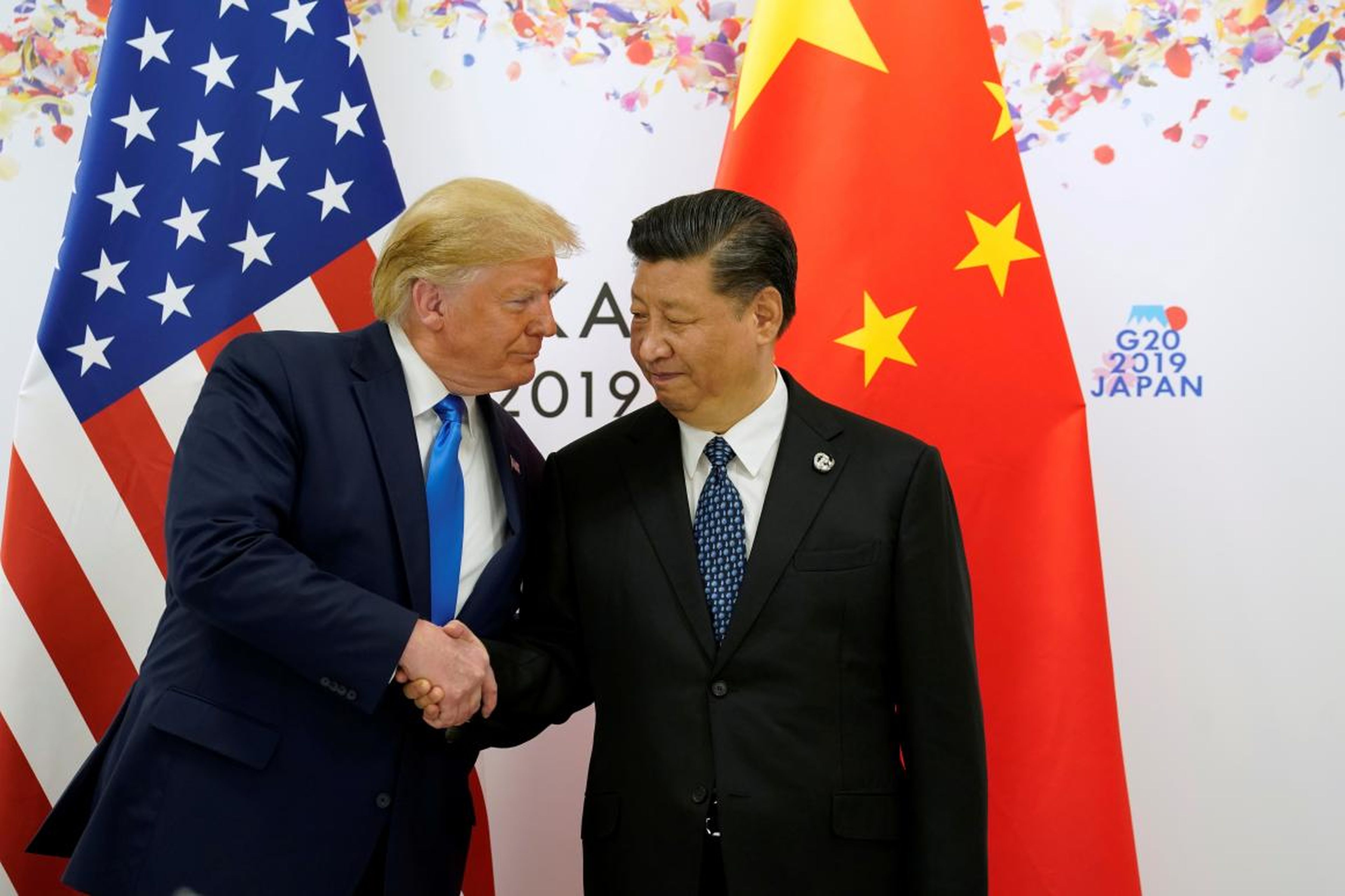 El presidente de Estados Unidos Donald Trump saluda al presidente chino Xi Jinping, antes del inicio de su encuentro durante la reunión G20, celebrada hoy en Osaka, Japon.