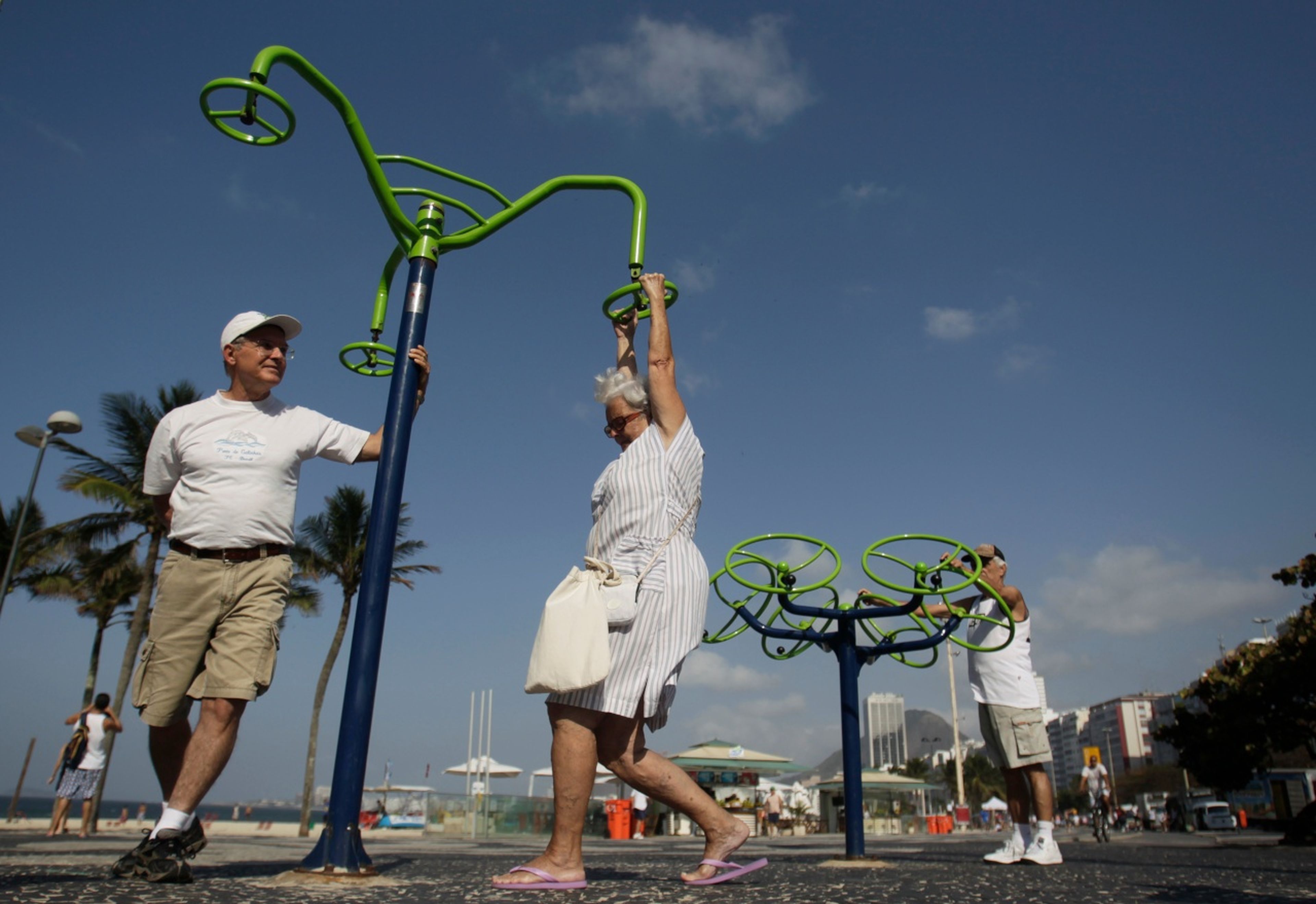 Varios jubilados hacen ejercicio en la playa de Copacabana (Brasil)