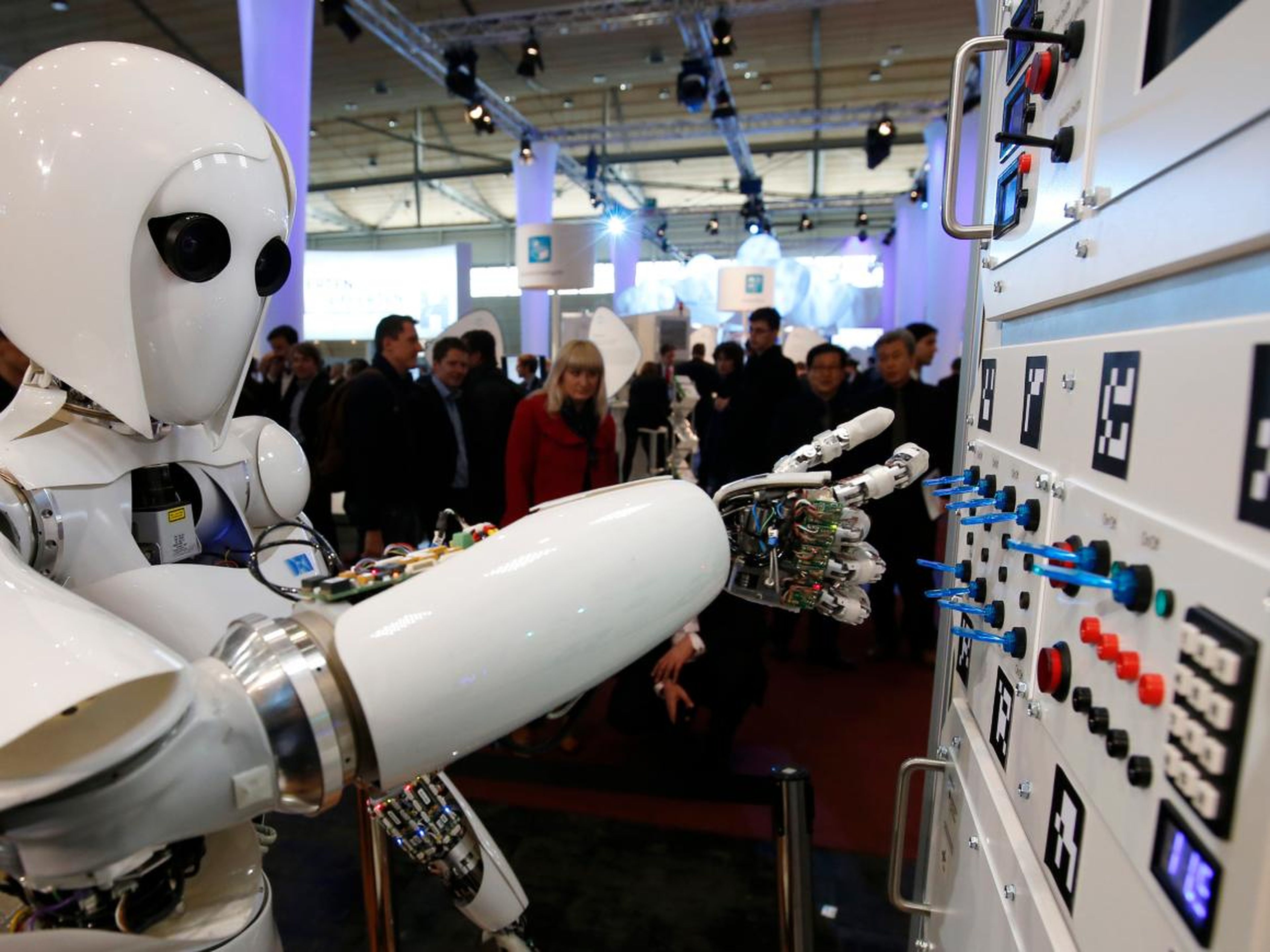 El robot humanoide AILA (inteligencia artificial ligero android) opera una centralita en una feria de ordenadores en Hanover el 5 de marzo de 2013.
