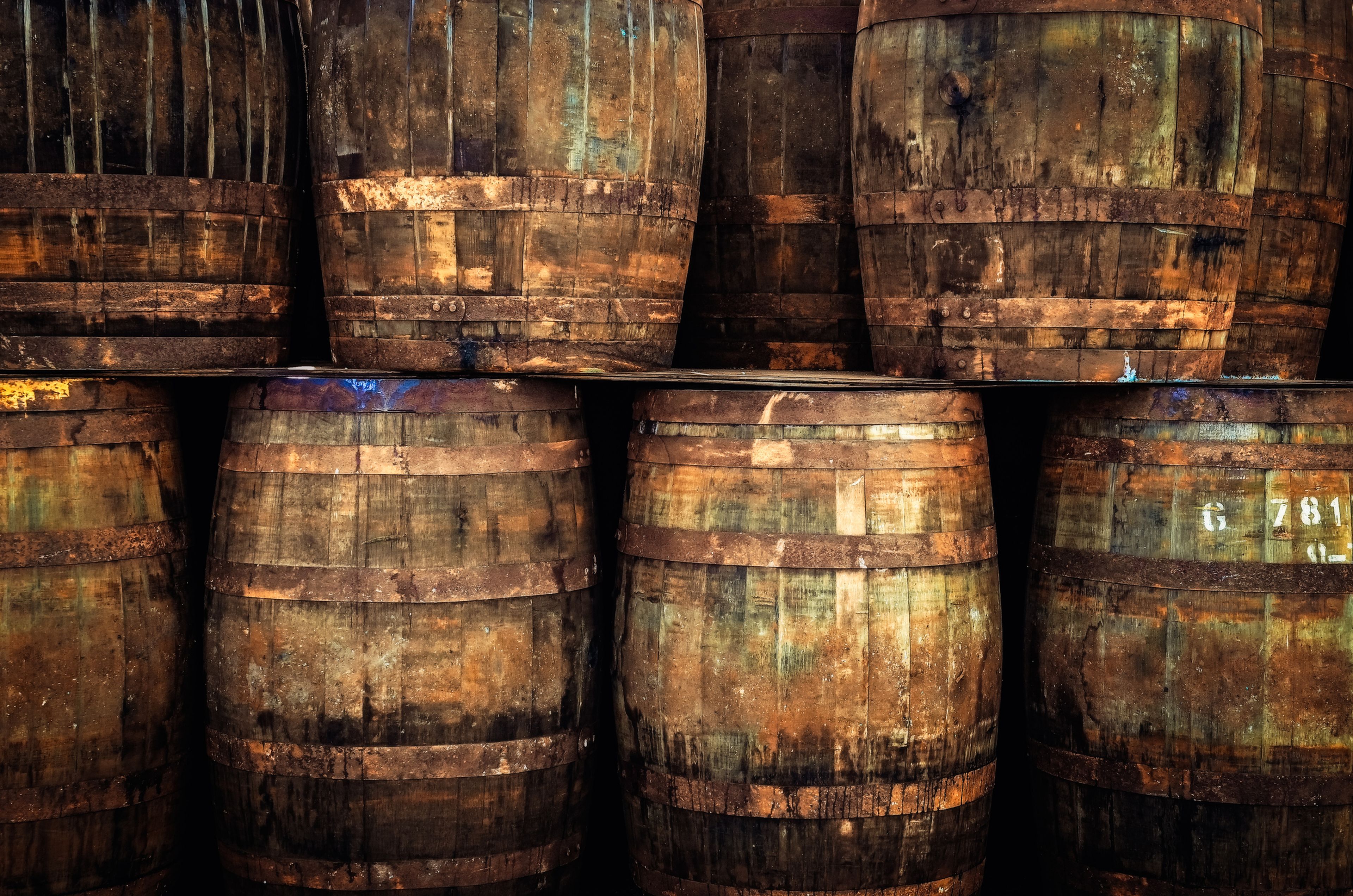 Viejas barricas de whisky.
