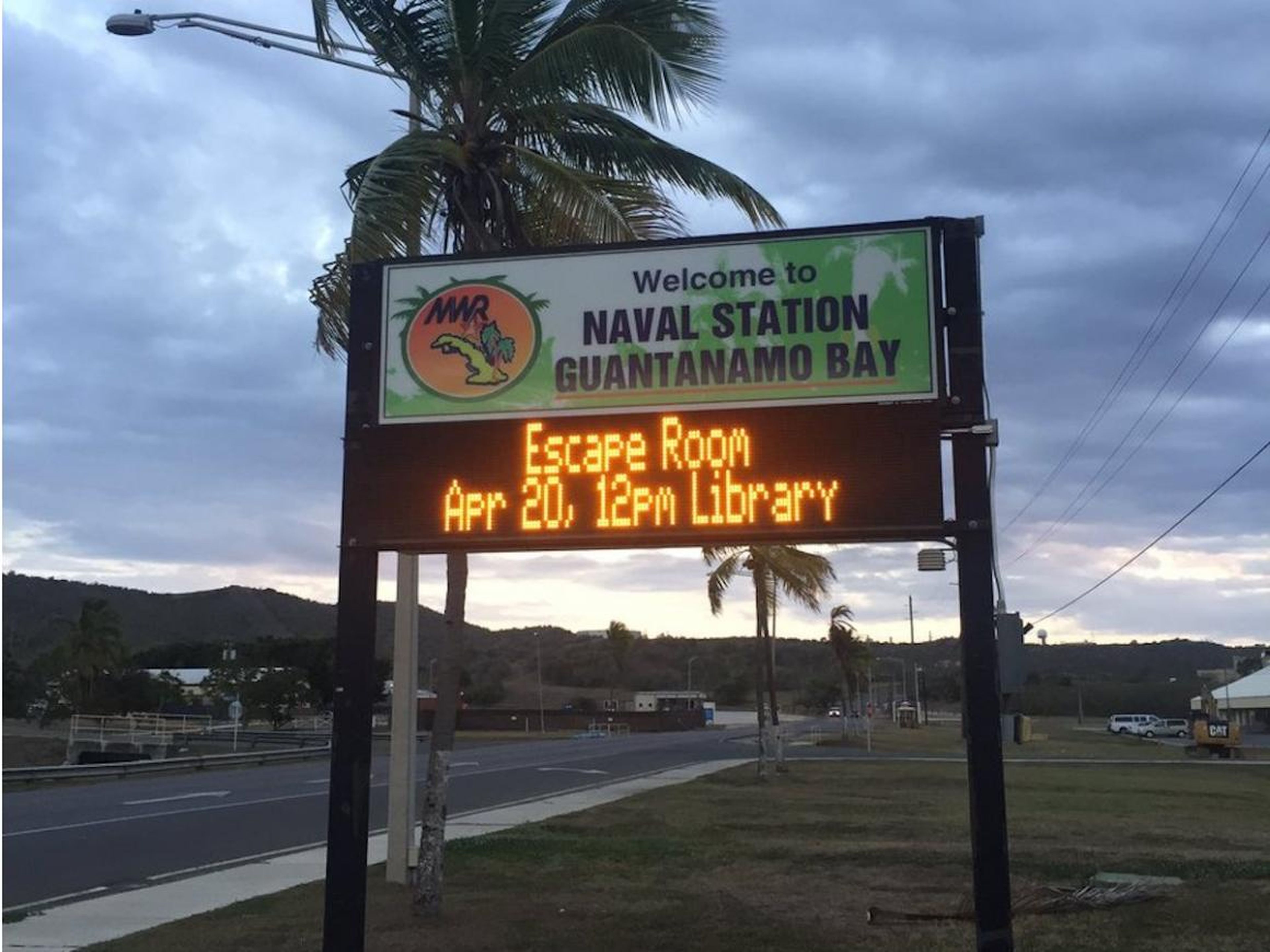 Un letrero en la carretera en la Estación Naval de la Bahía de Guantánamo anunciando un Escape Room en la biblioteca local.