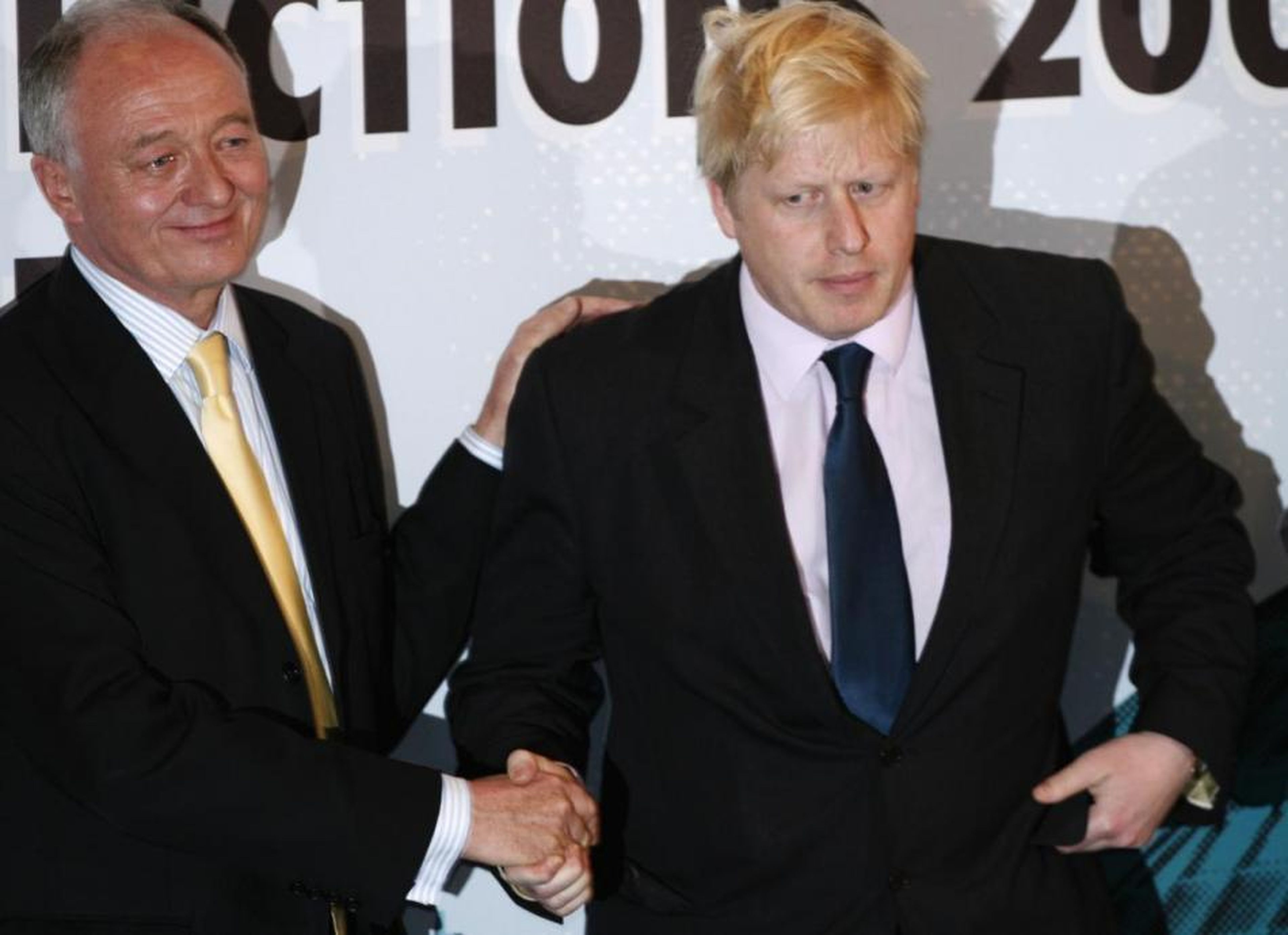 En 2008, Boris se retiró del Parlamento y venció a Ken Livingstone del Partido Laborista y acabó siendo alcalde de Londres.