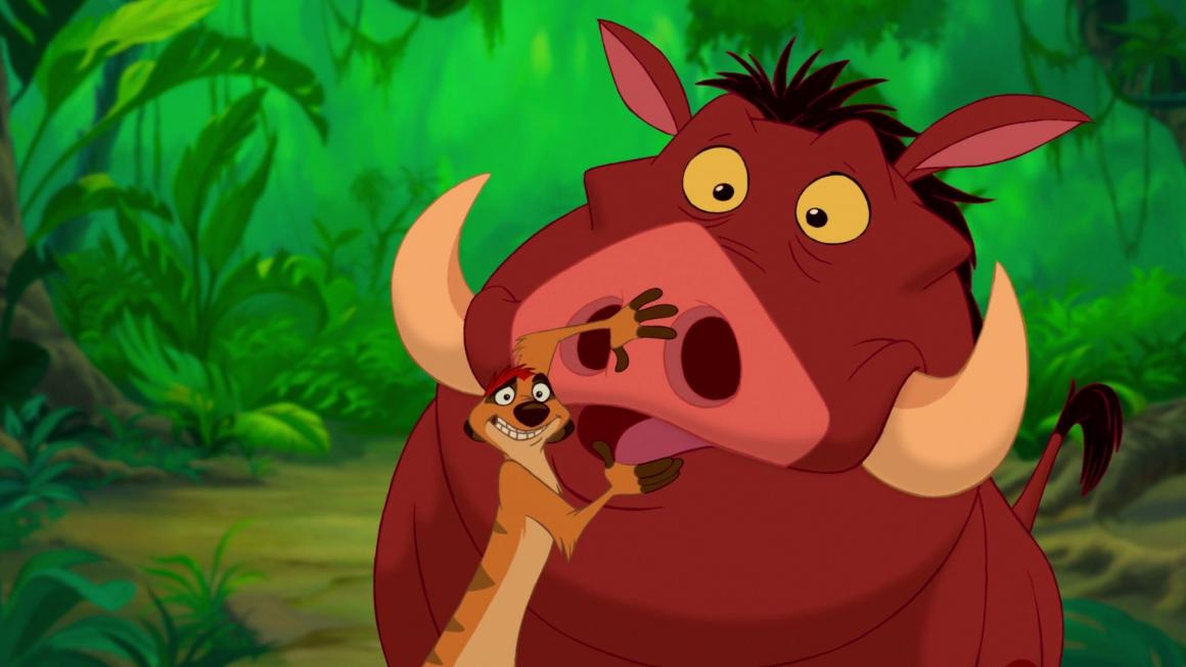 Timón le tapa la boca a Pumba en una parte de la canción.