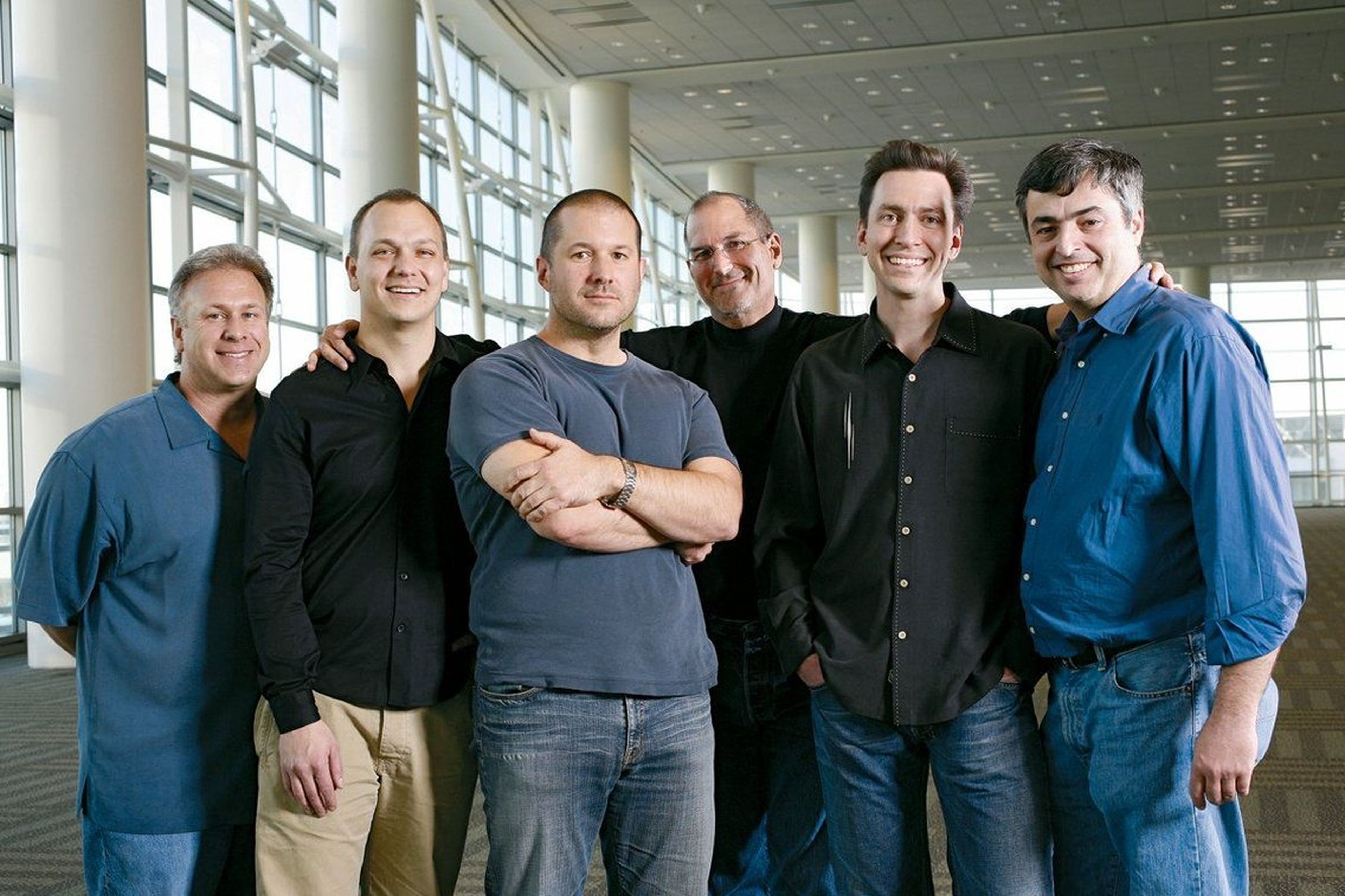De izquierda a derecha: Phil Schiller, Tony Fadell, Jony Ive, Steve Jobs, Scott Forstall y Eddy Cue.