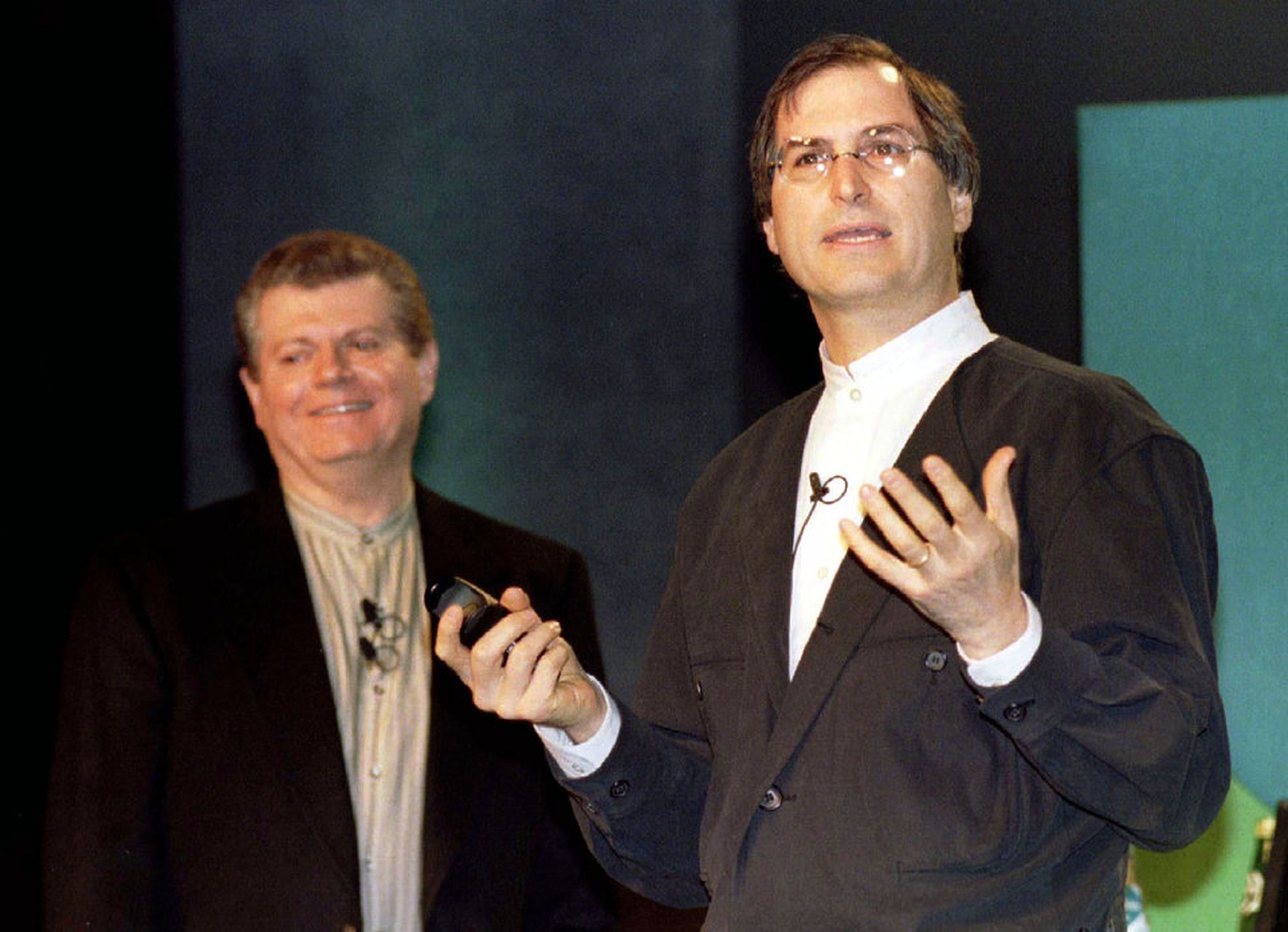 Steve Jobs (d), y el ex CEO de Apple, Gil Amelio.