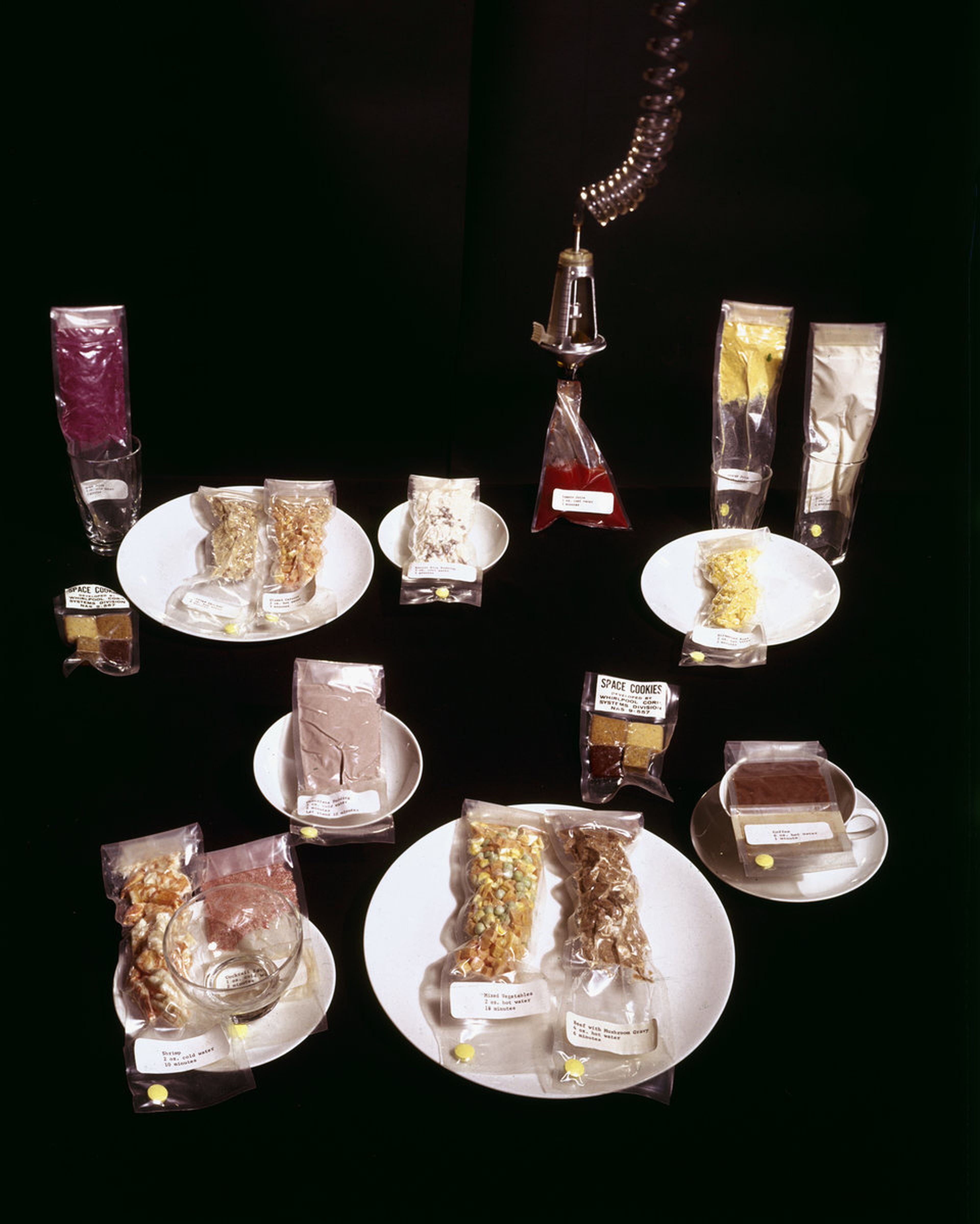 Una variedad de comidas deshidratadas en bolsas de plástico diseñadas para astronautas de la NASA en 1963.