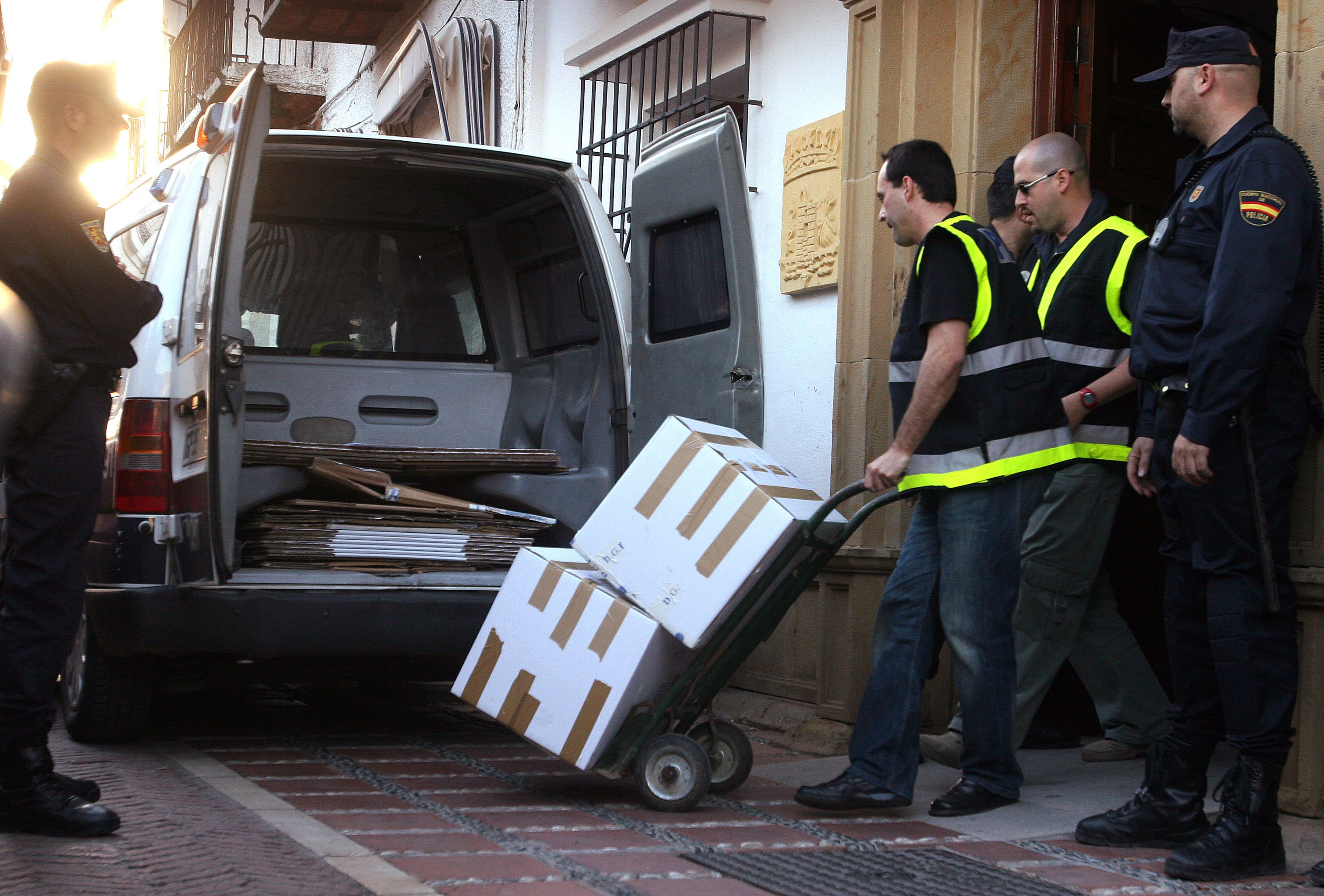 Agentes de la Policía Nacional extraen pruebas de la sede del Ayuntamiento de Marbella.