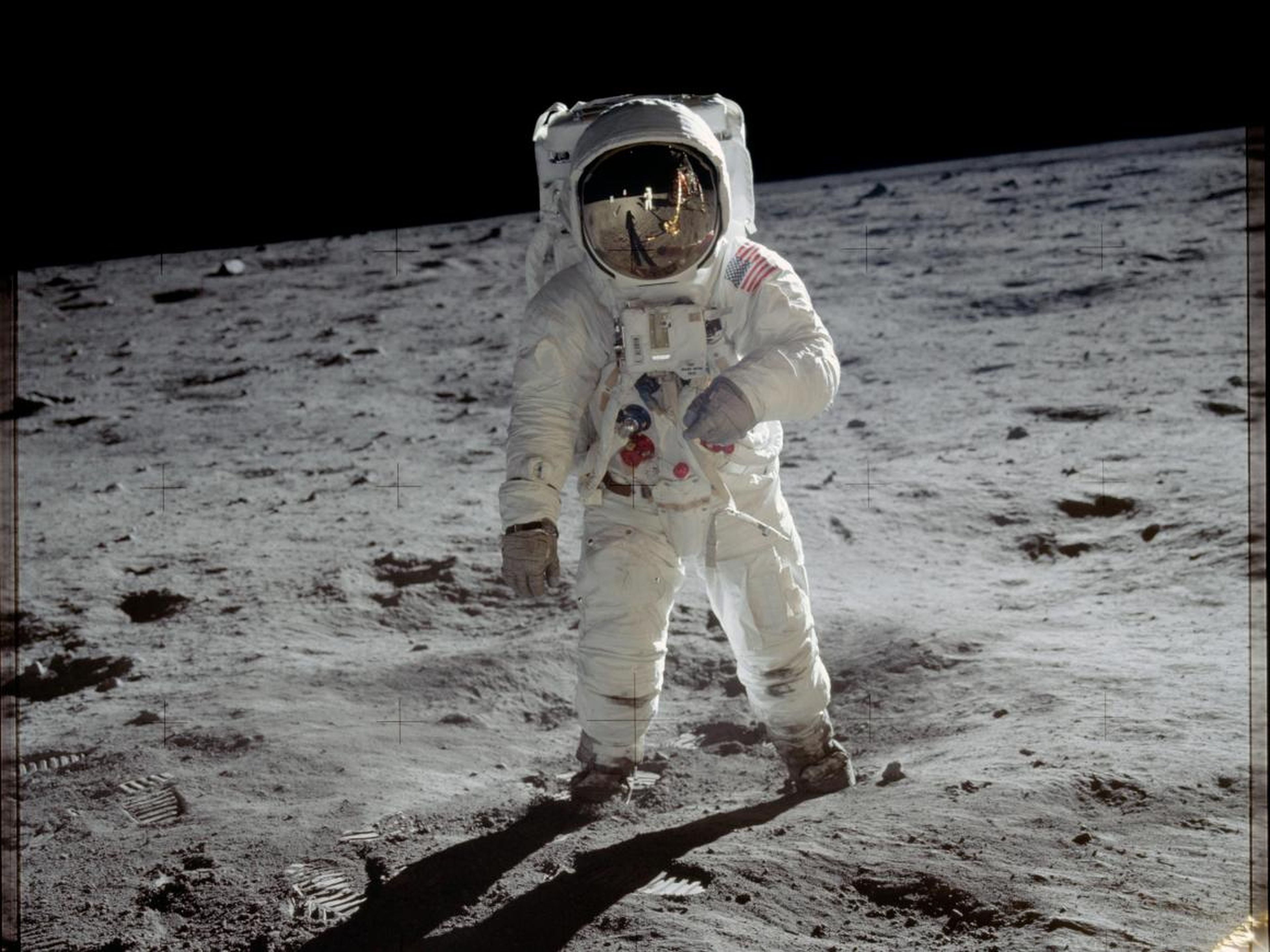 Buzz Aldrin caminando sobre la luna.
