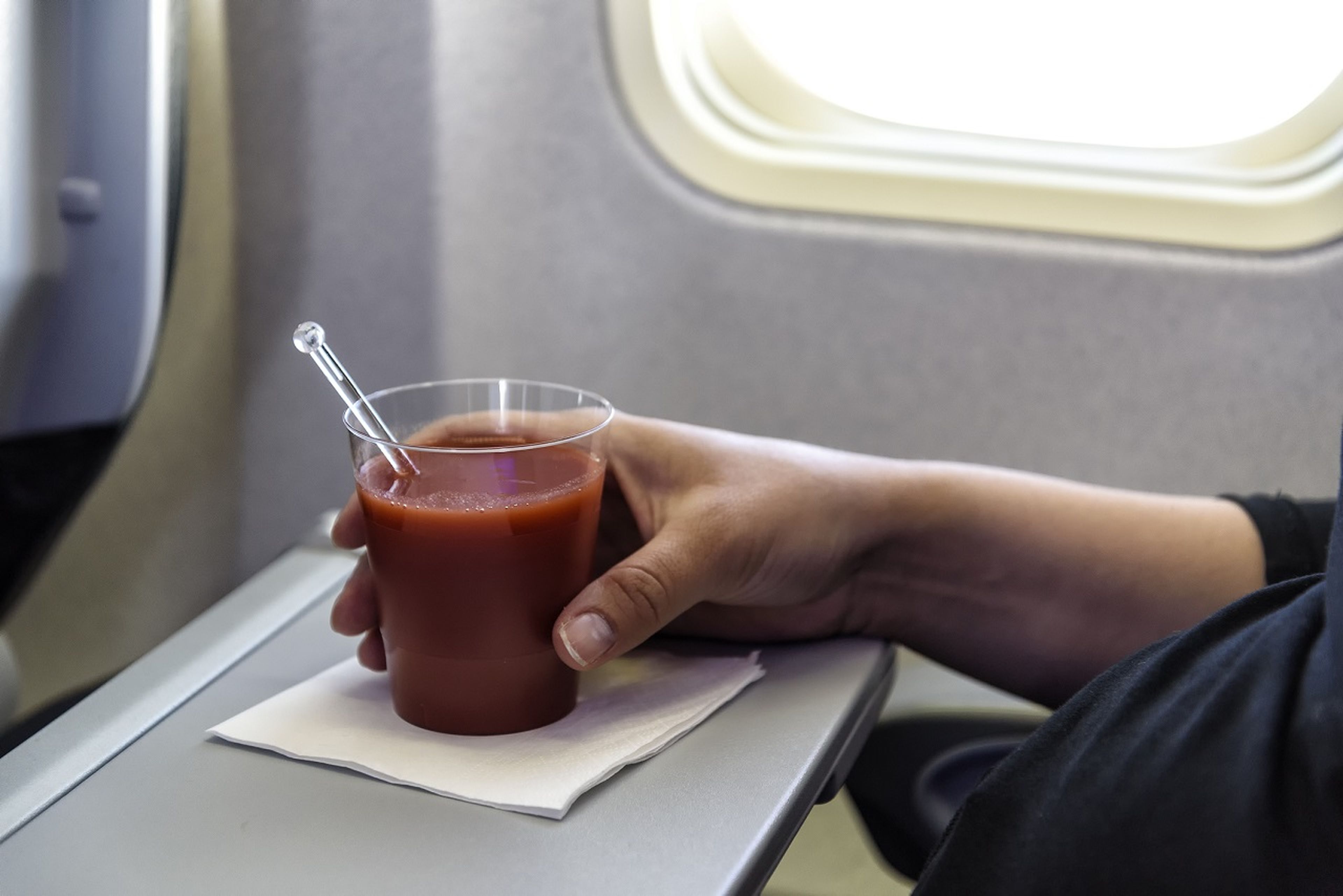 Algunos alimentos como el zumo de tomate saben menos ácidos en los aviones