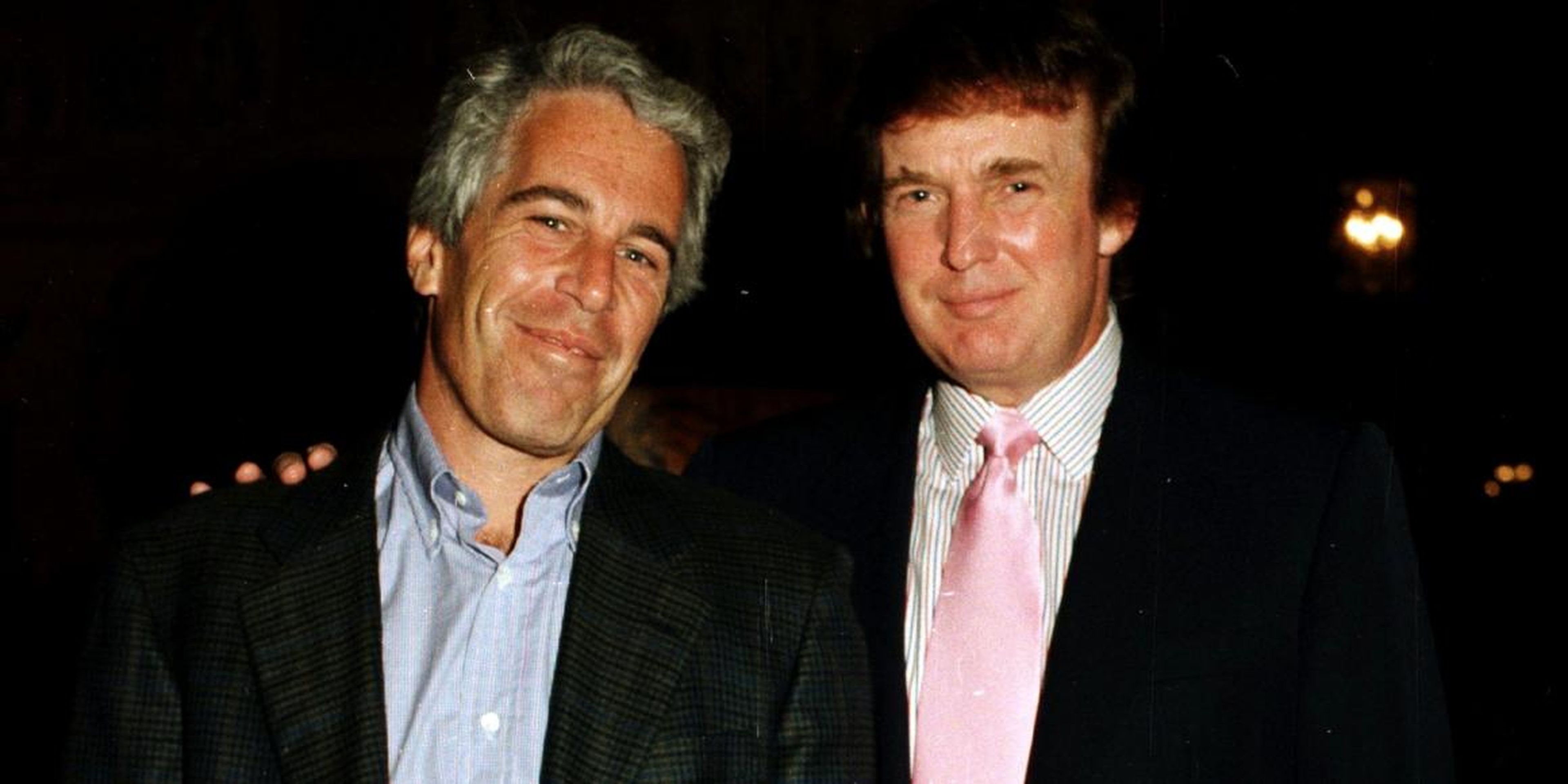 El millonario Jeffrey Epstein y Donald Trump en el resort de este último en Florida en 1997