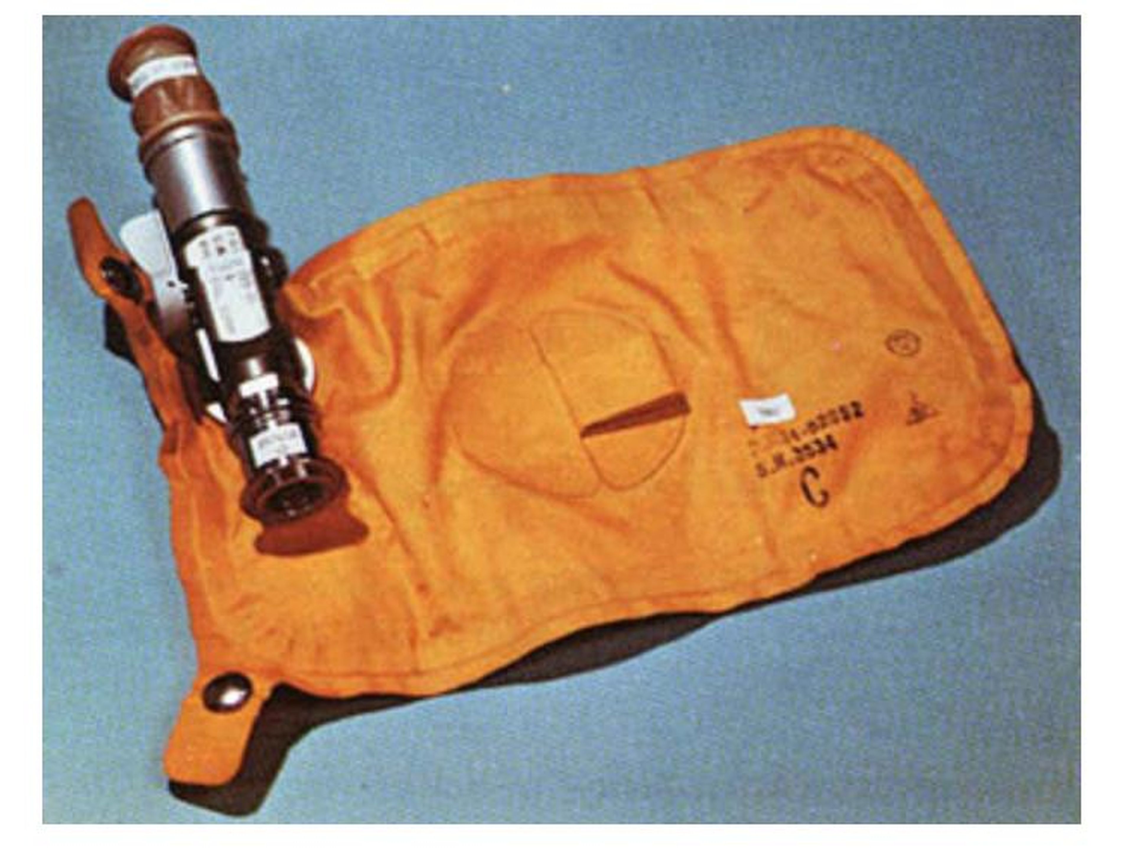 En las misiones Apolo, los astronautas orinaron en un tubo que se vació en esta bolsa.