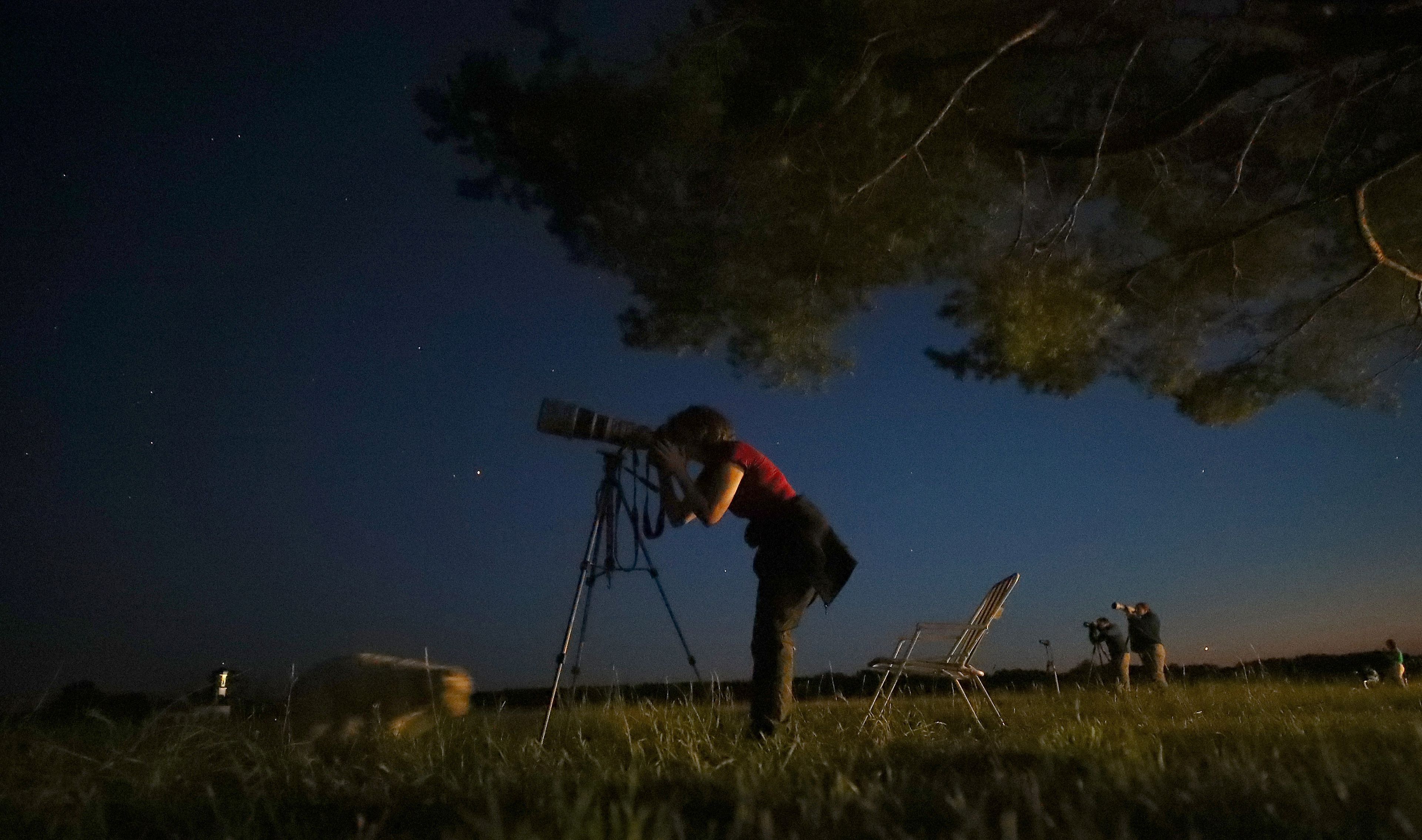 Astrónomo observando un eclipse