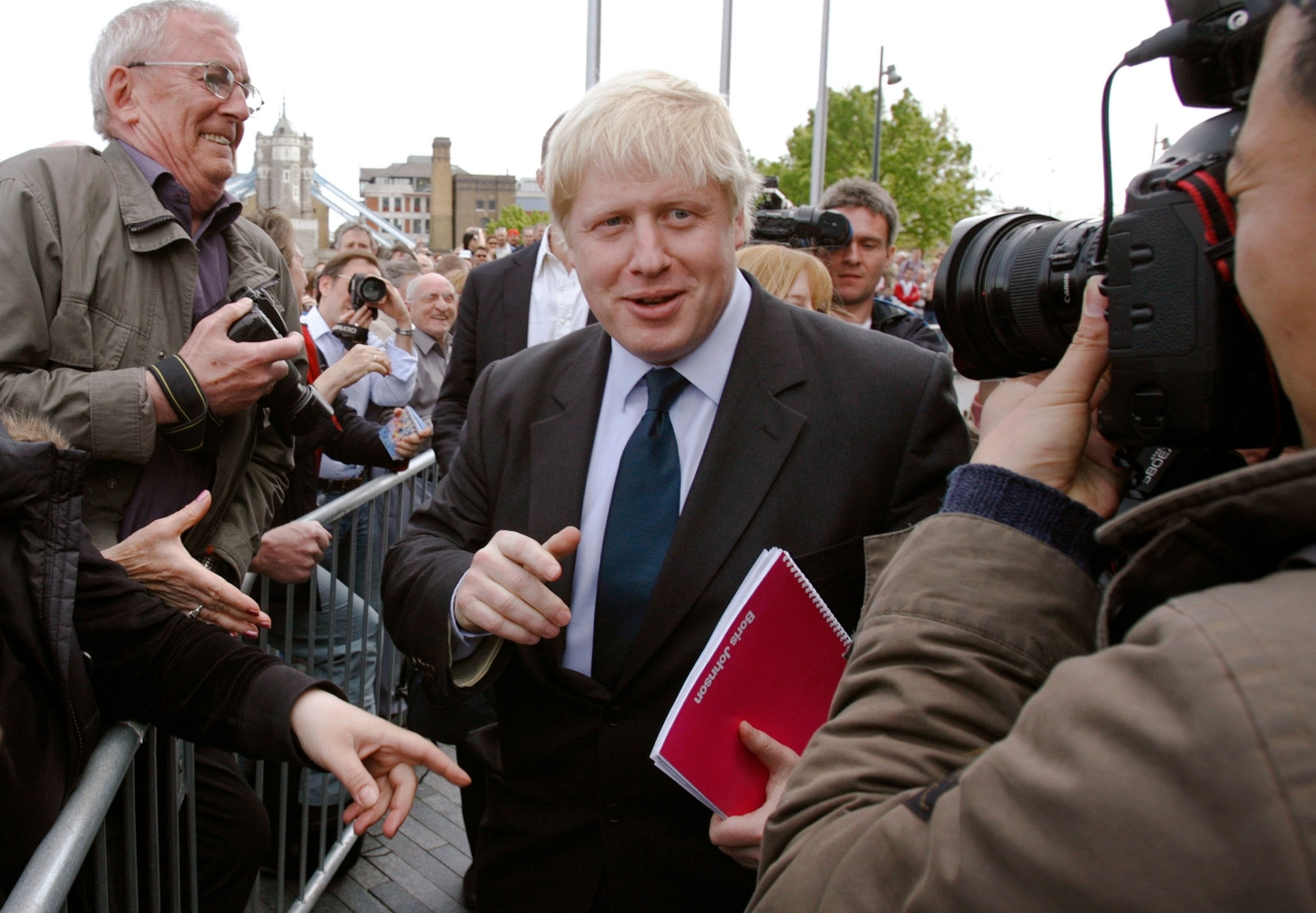 Boris Johnson se dirige a la prensa tras ser elegido alcalde de Londres en 2008