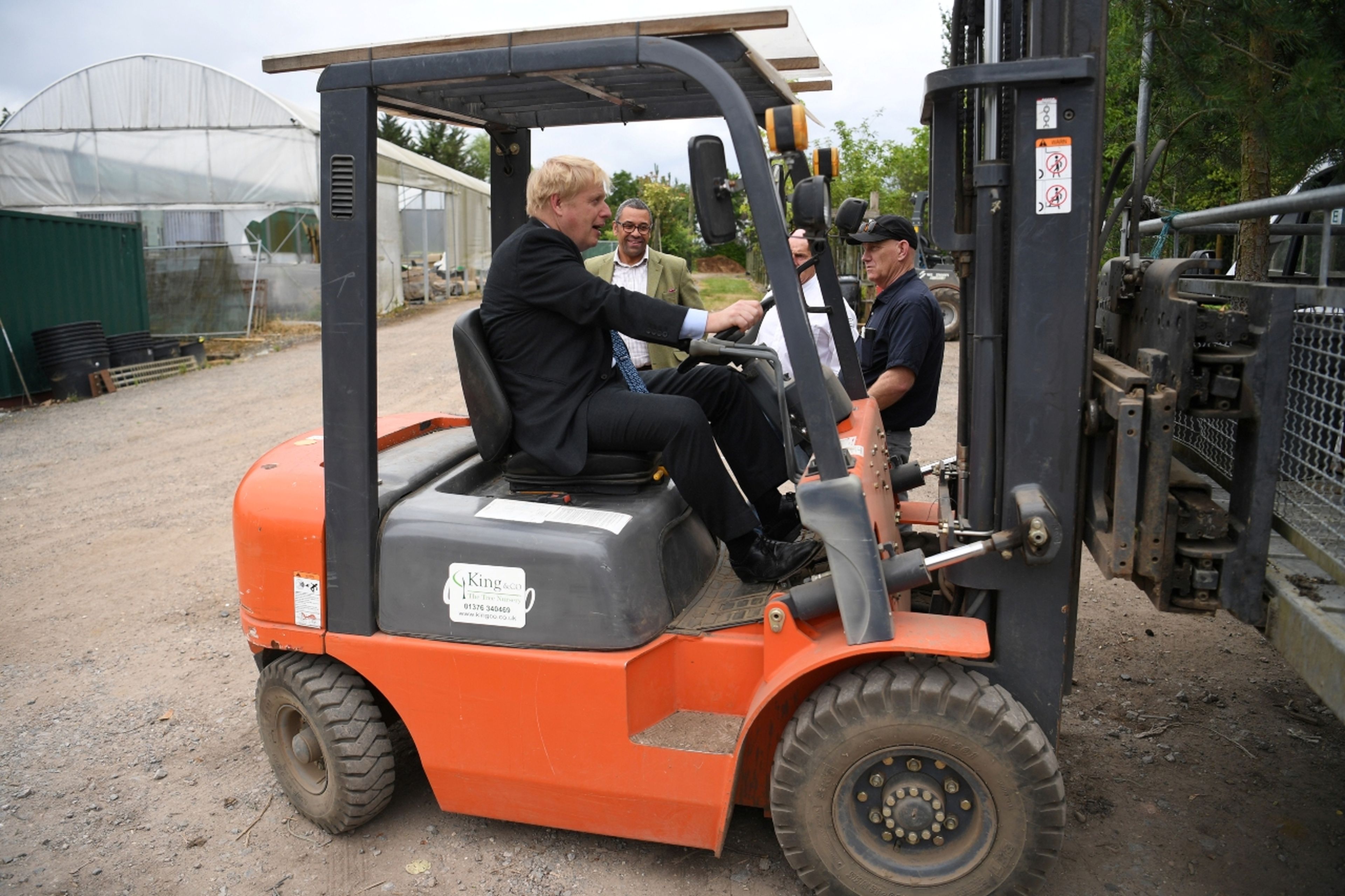 Boris Johnson, haciendo campaña en un tractor