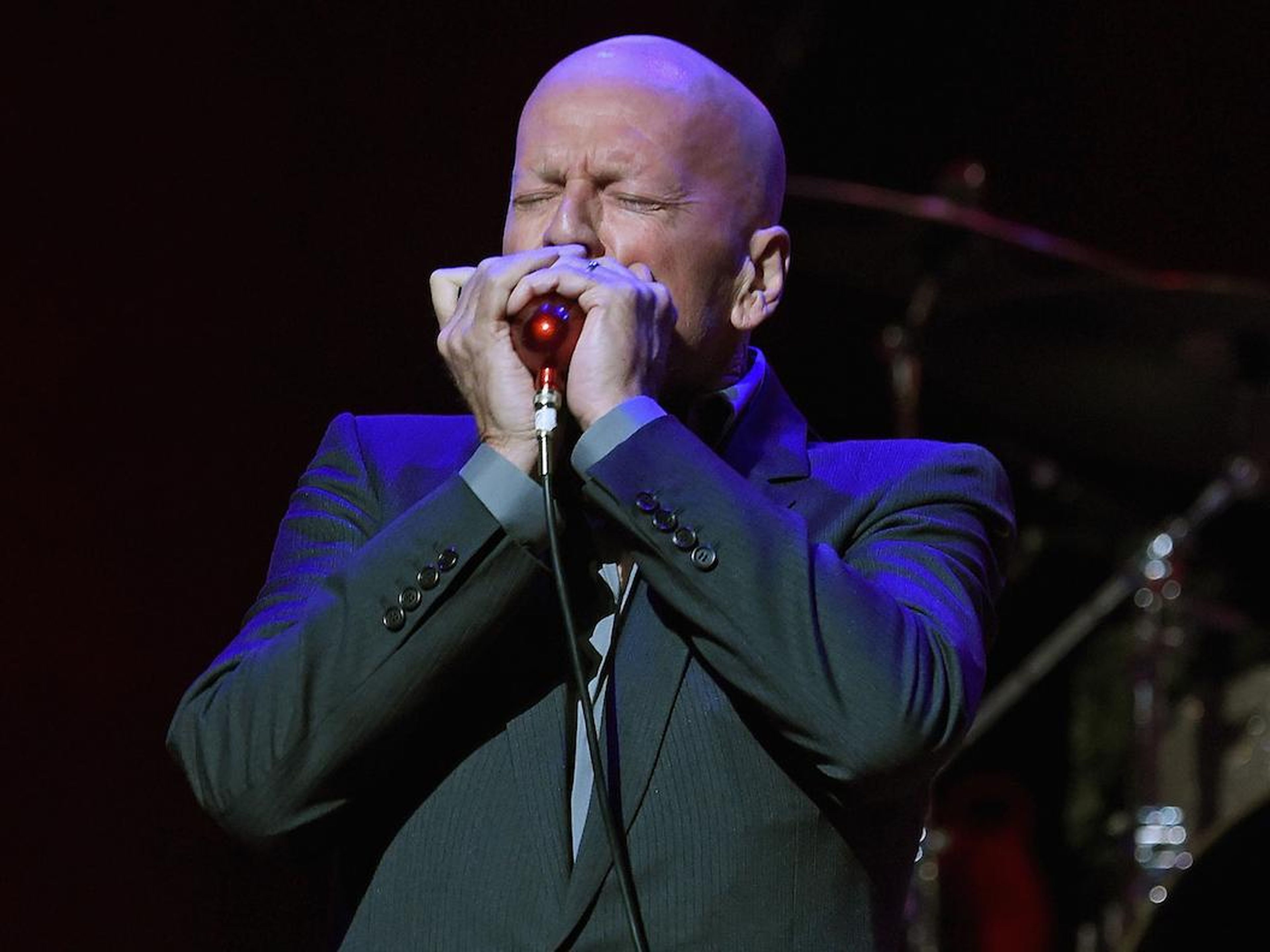 Bruce Willis tocó una armónica durante un concierto benéfico en 2017.ring a 2017 benefit concert.