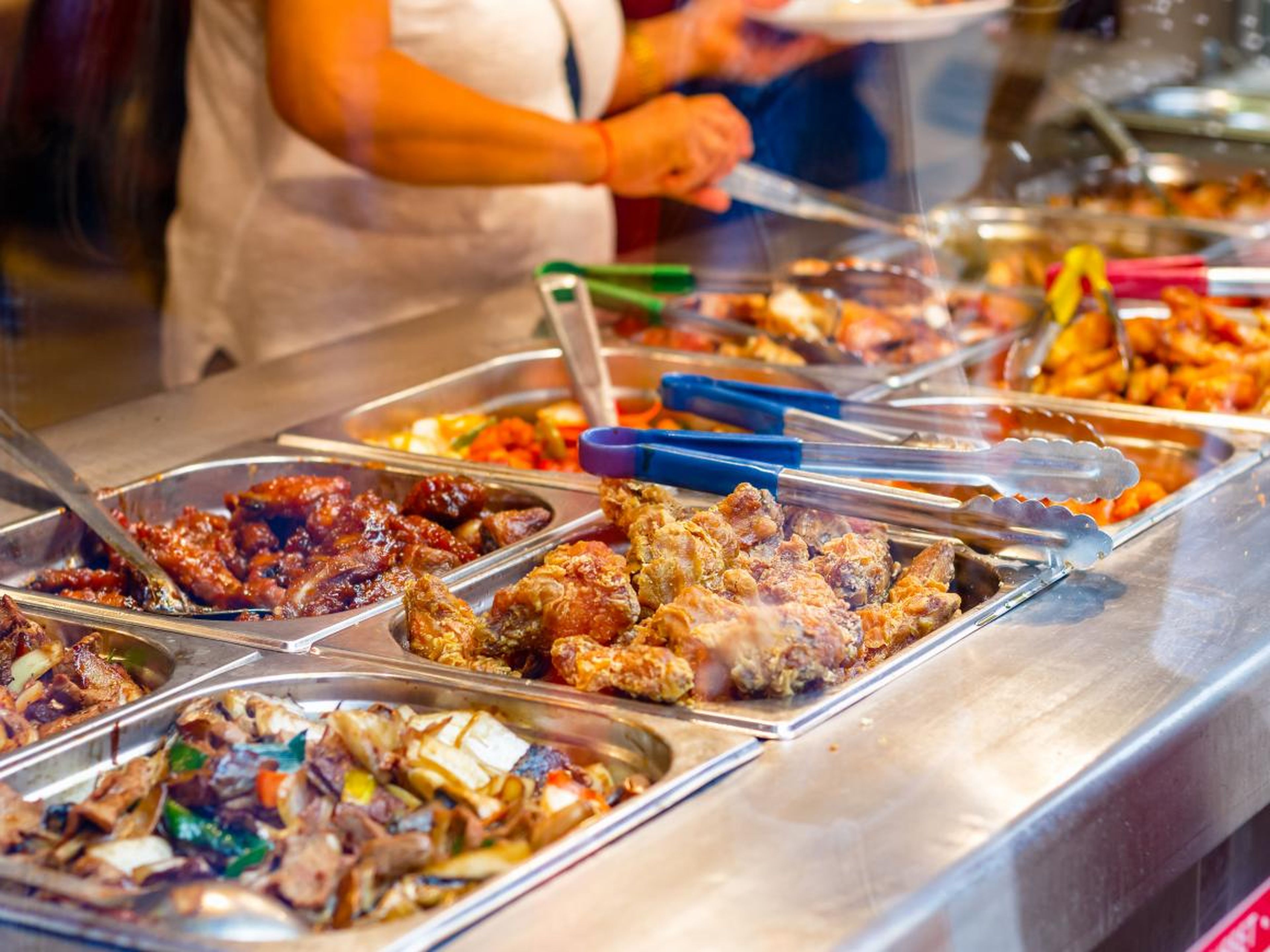 Los buffets pueden ser zona de impacto de un brote de intoxicación alimentaria.
