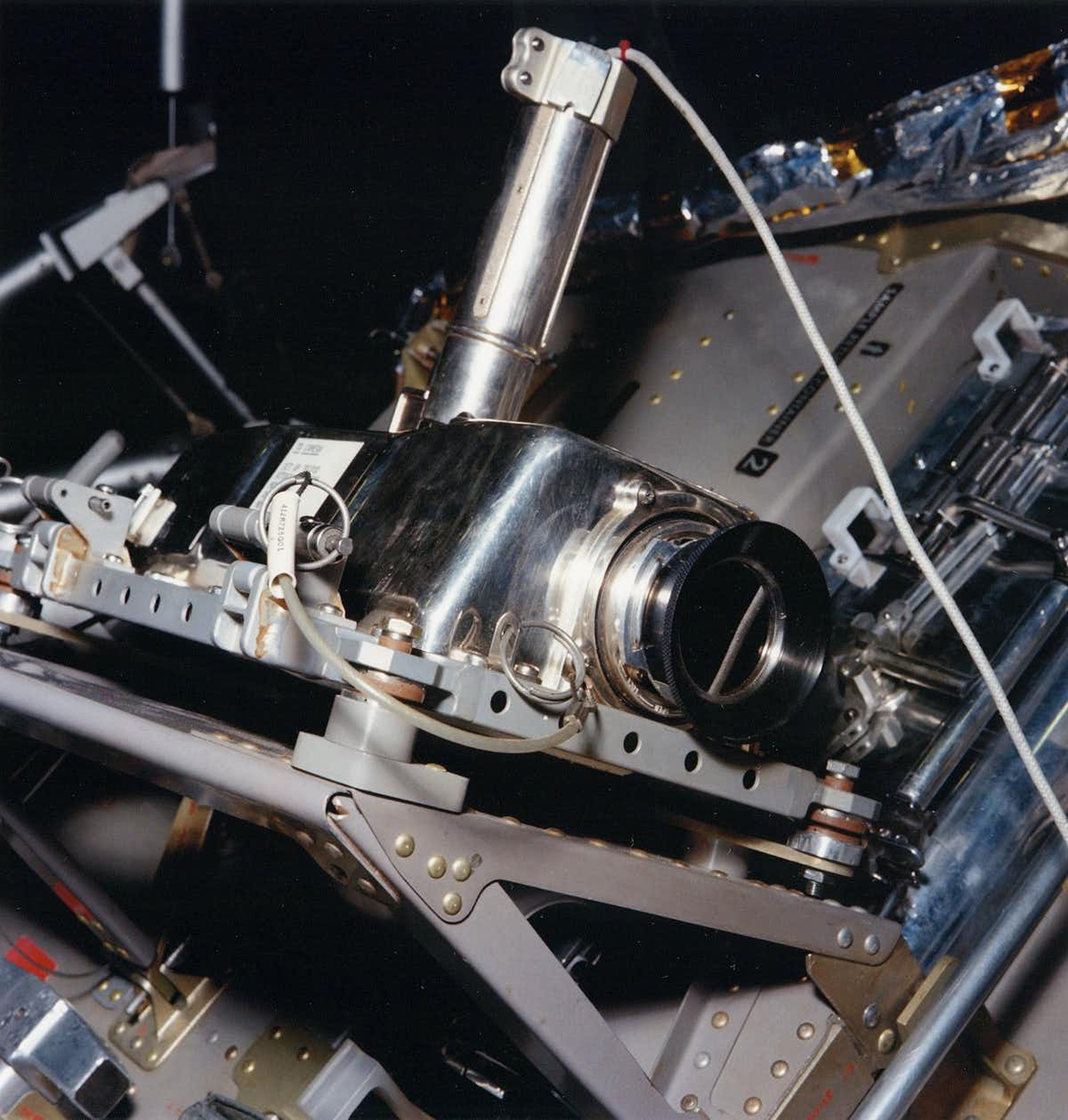 La cámara de televisión del Apolo en su emplazamiento en un lateral del módulo lunar del Apolo 11, desde donde retransmitió el ‘pequeño paso’ de Armstrong.