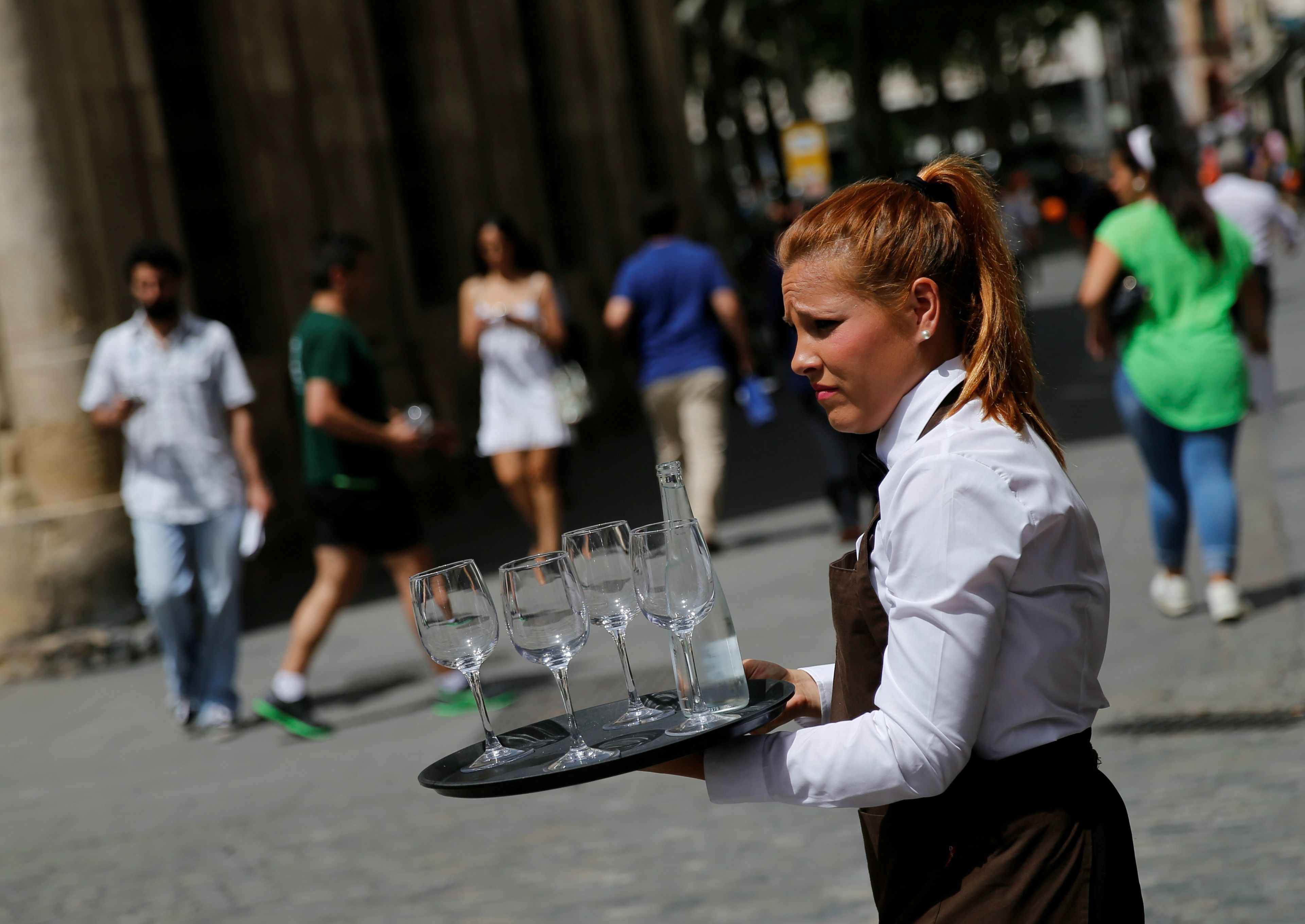 Una camarera con una bandeja en Sevilla.
