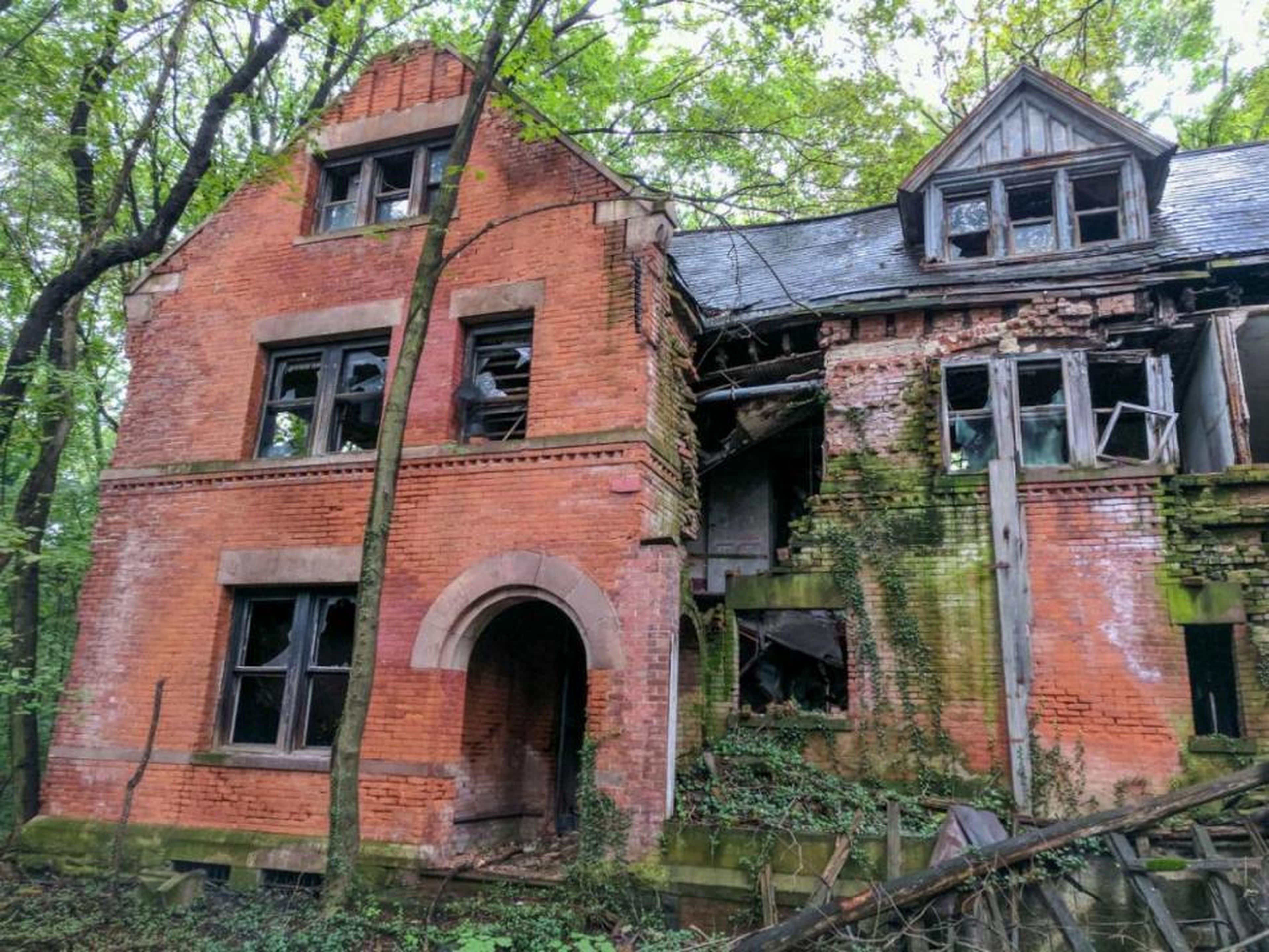 La Casa del Personal es una de las estructuras más antiguas y destrozadas. Fue constriuda en 1885