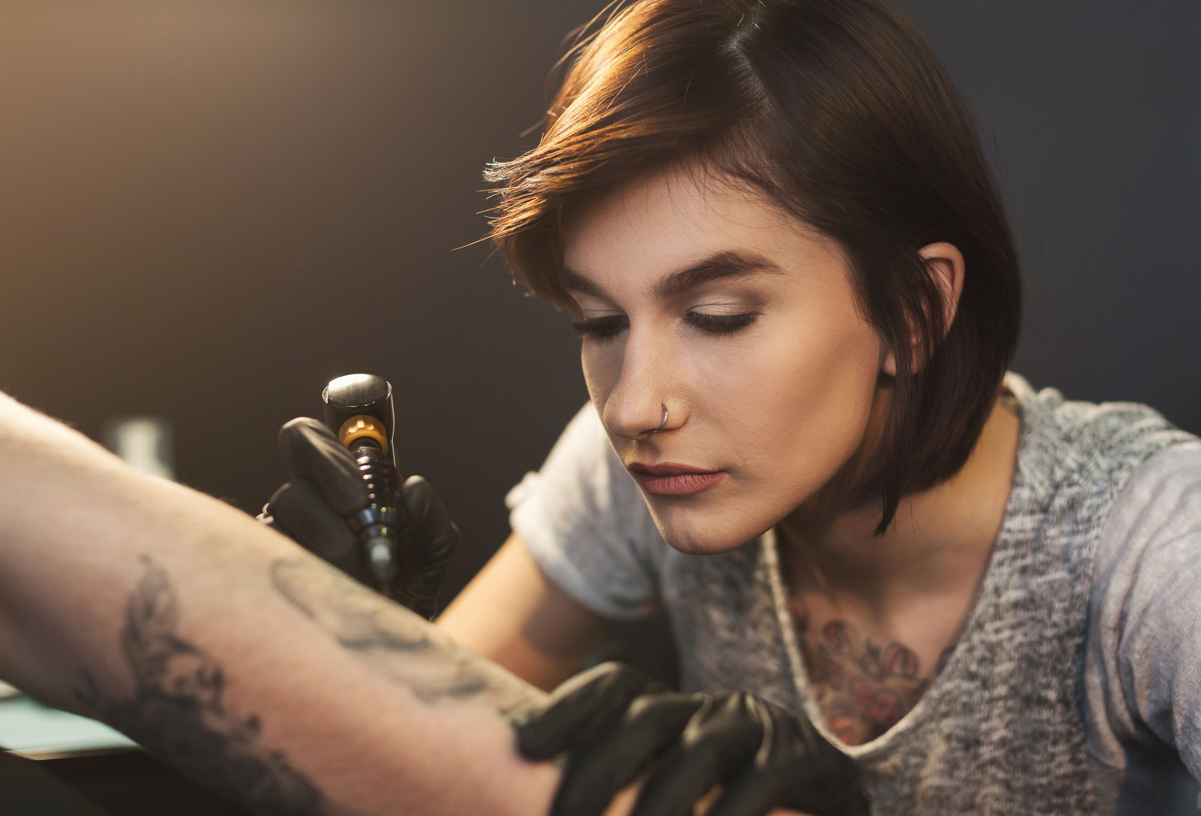 Chica haciendo un tatuaje