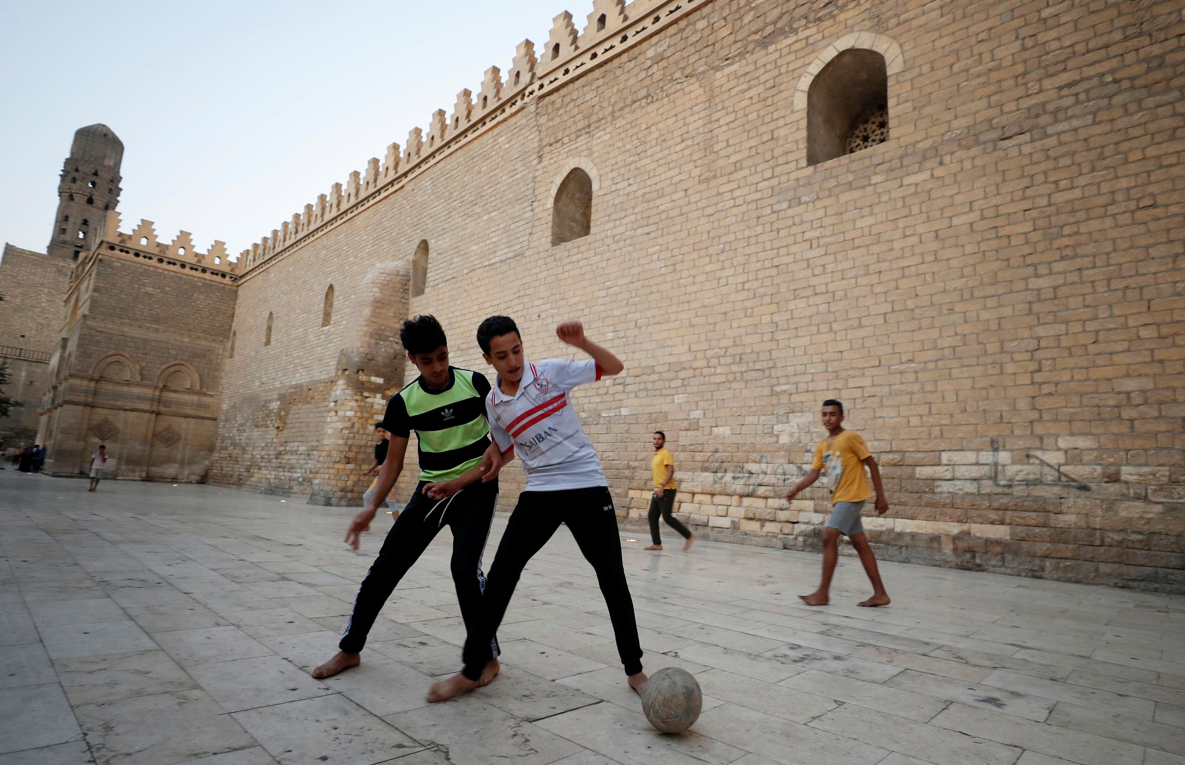 Unos chicos juegan al fútbol en El Cairo