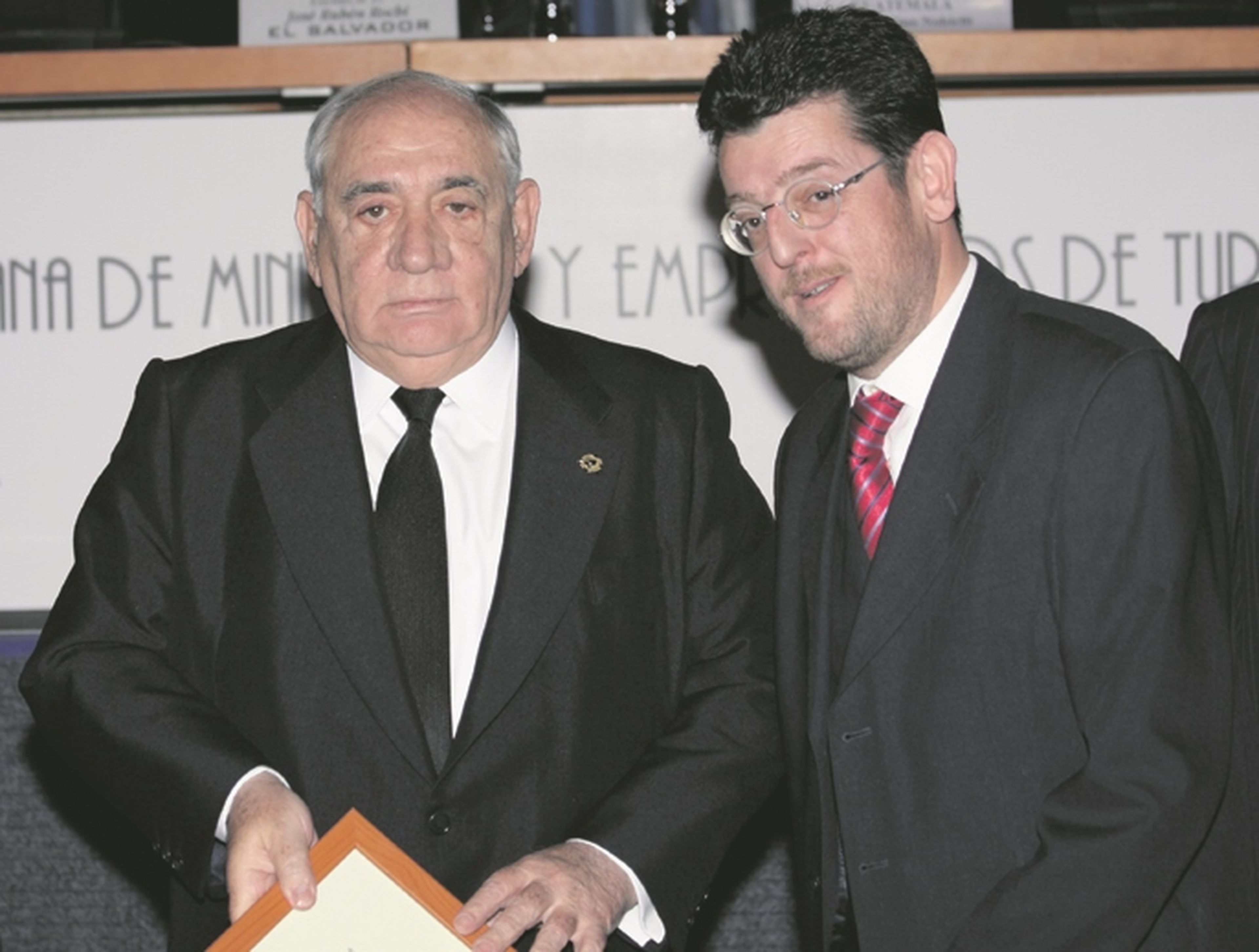 Isidoro Álvarez, como presidente de El Corte Inglés, recibió la Insignia y Diploma de CIMET del Presidente de la Conferencia Iberoamericana de Ministros y Empresarios de Turismo