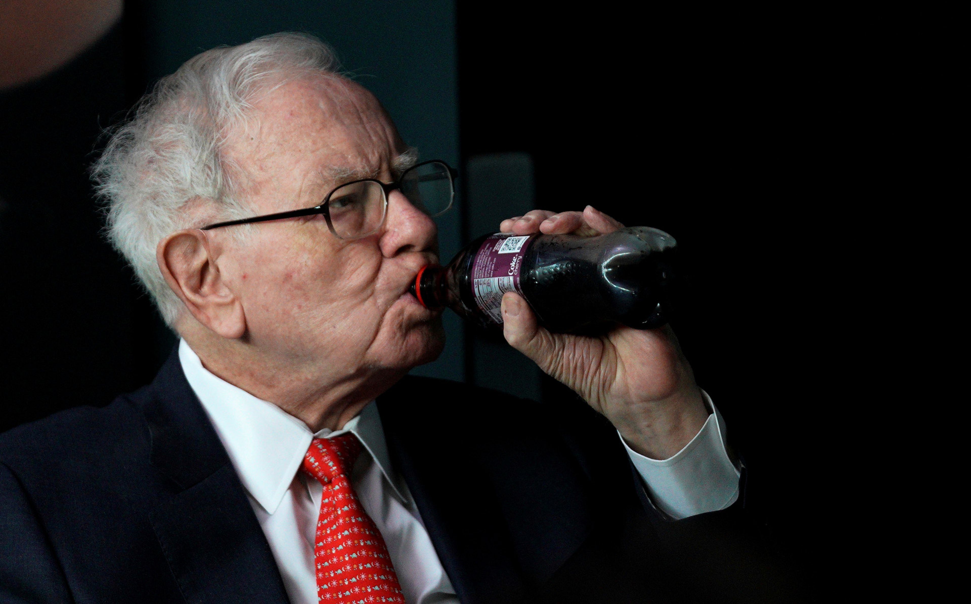 Warren Buffett, bebiendo una Coca-Cola.