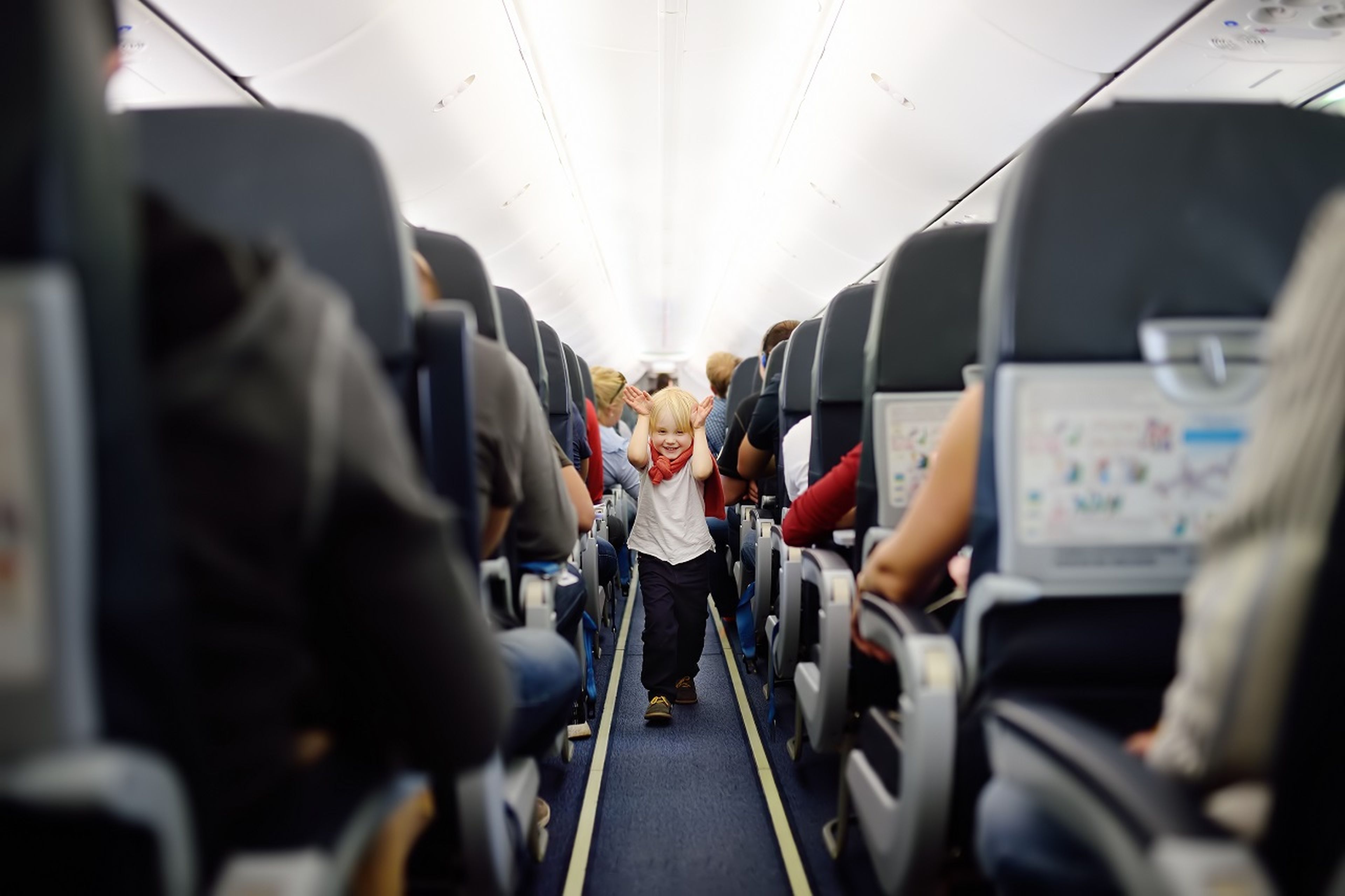 controla a los niños en los aviones