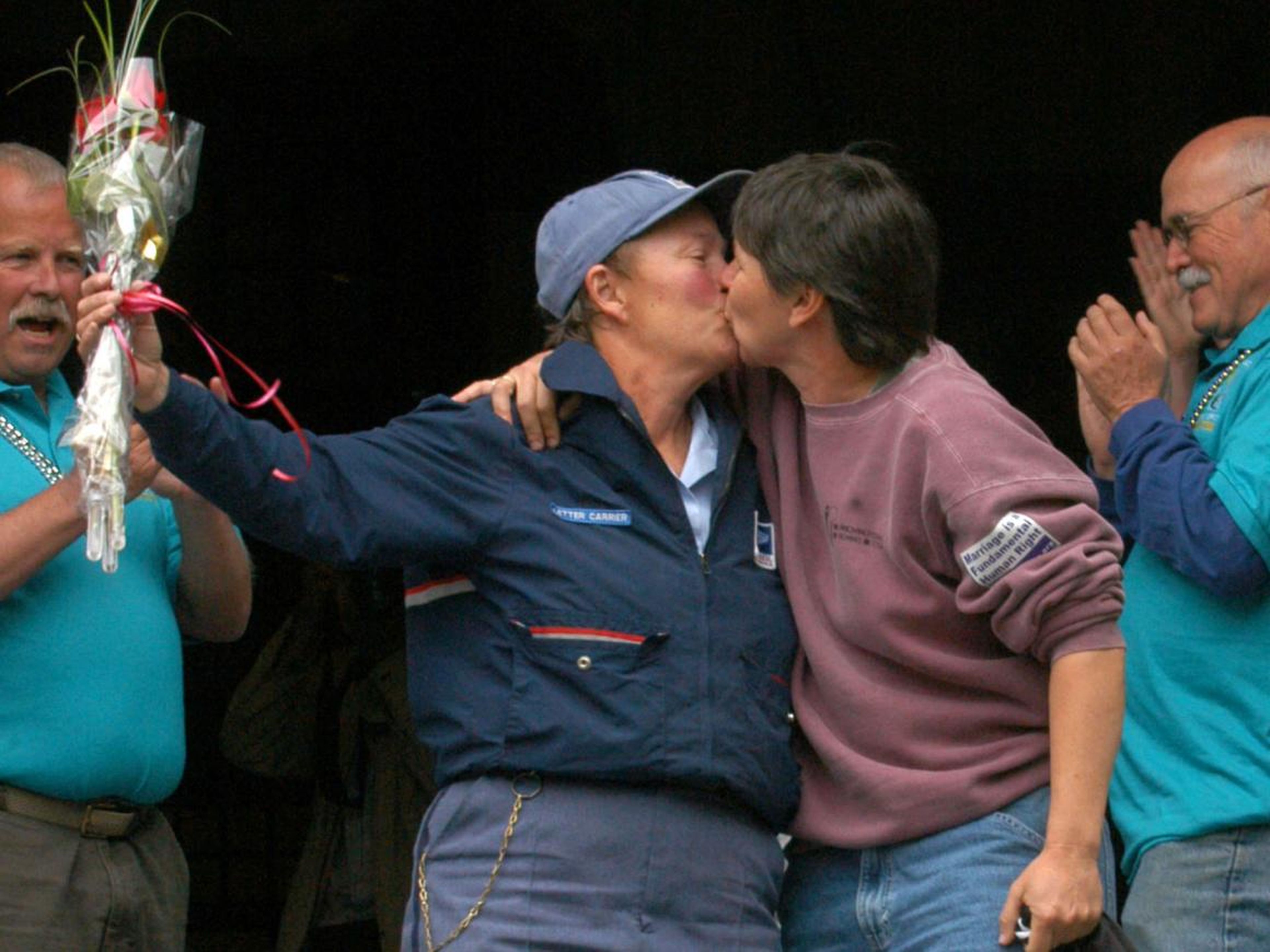 Judy Linen y Ellen Daily comparten un beso en los escalones del Ayuntamiento después de recibir su licencia de matrimonio el 17 de mayo de 2004, en Provincetown, Massachusetts.