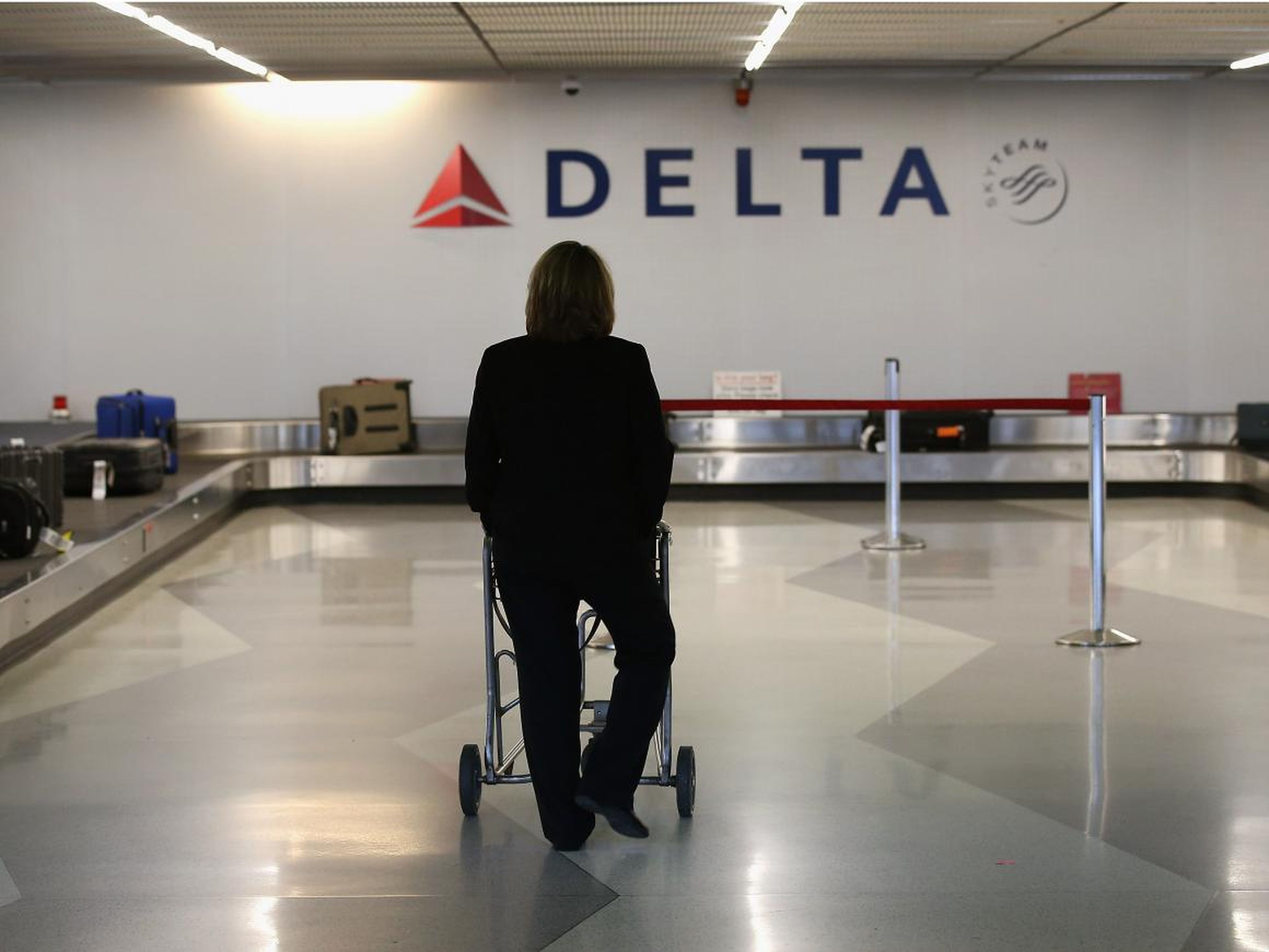 Un pasajero espera su equipaje en el área de recogida de Delta en el Aeropuerto Internacional O'Hare.