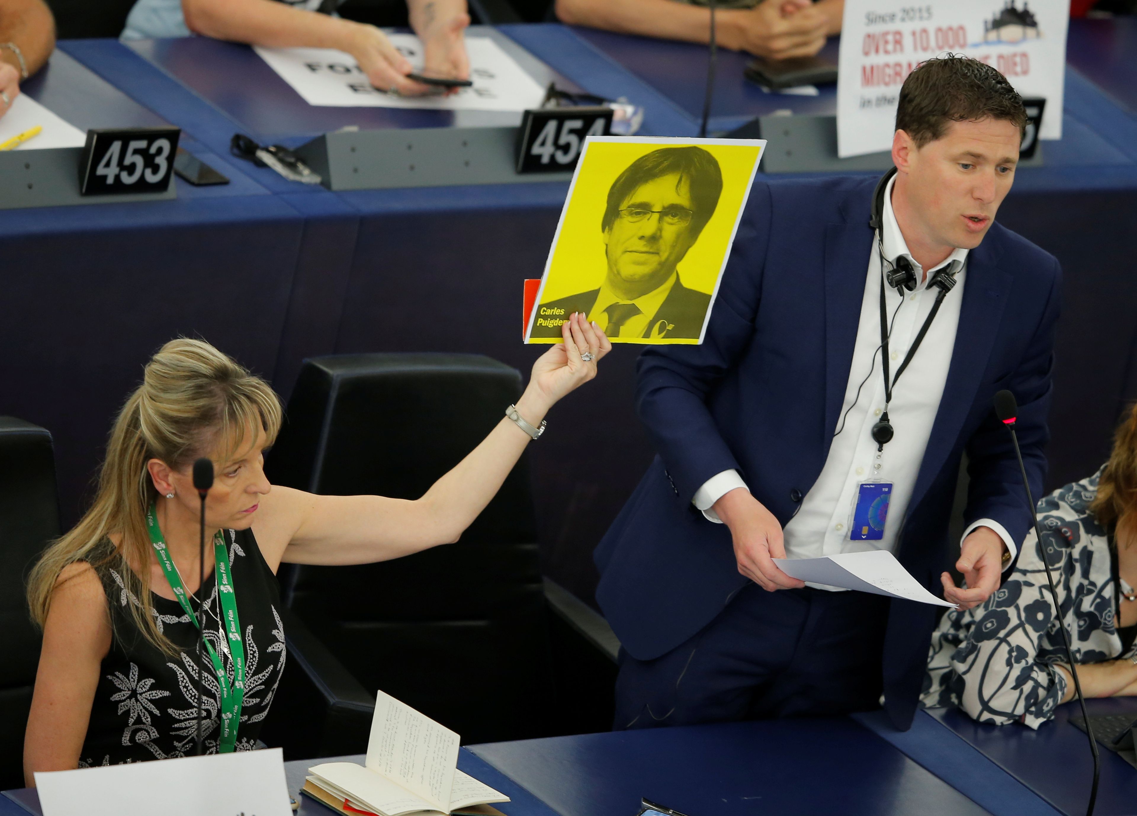 Una eurodiputada sostiene un retrato de Carles Puigdemont en la primera sesión del Parlamento Europeo.