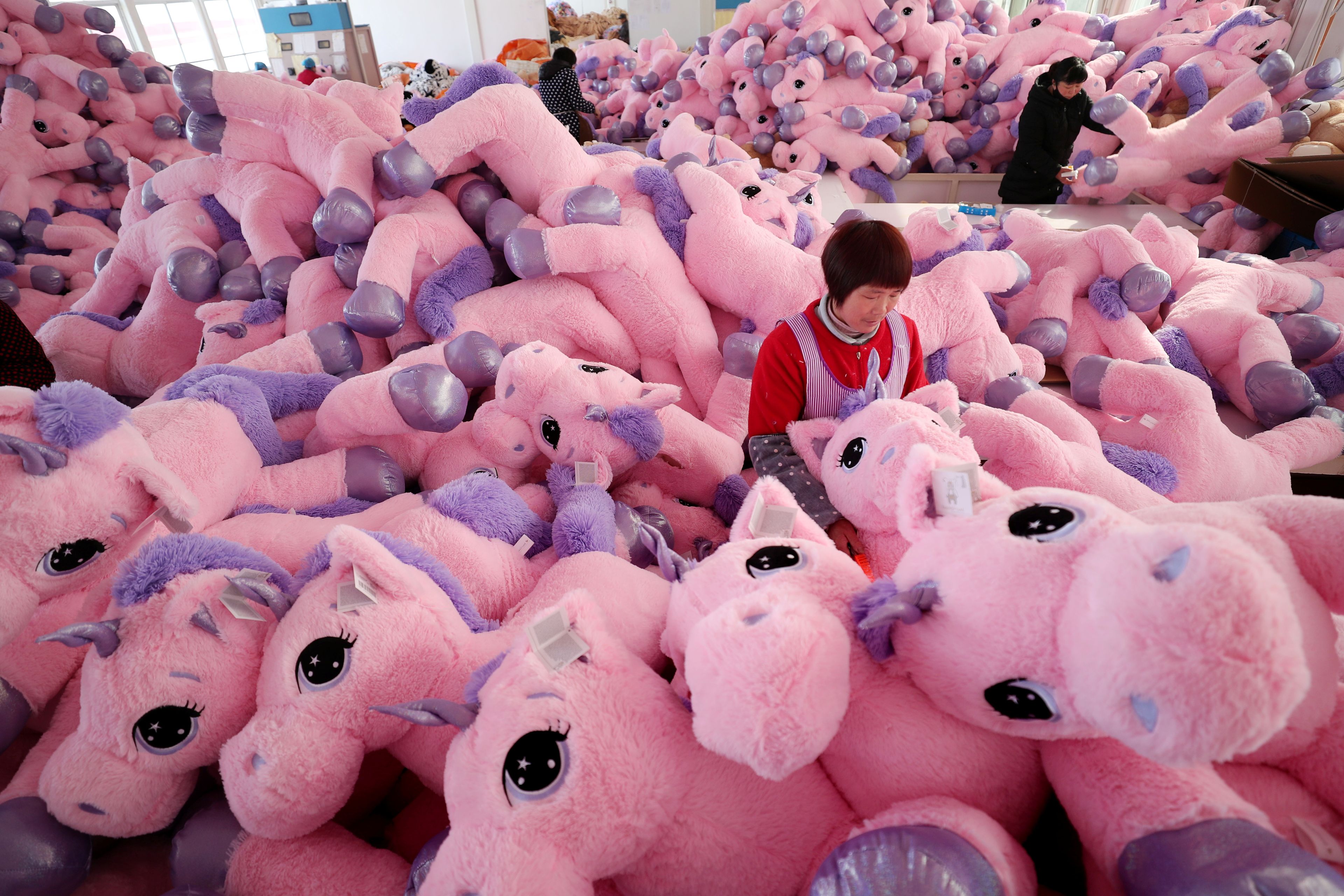 Una fábrica de unicornios de peluche en China.