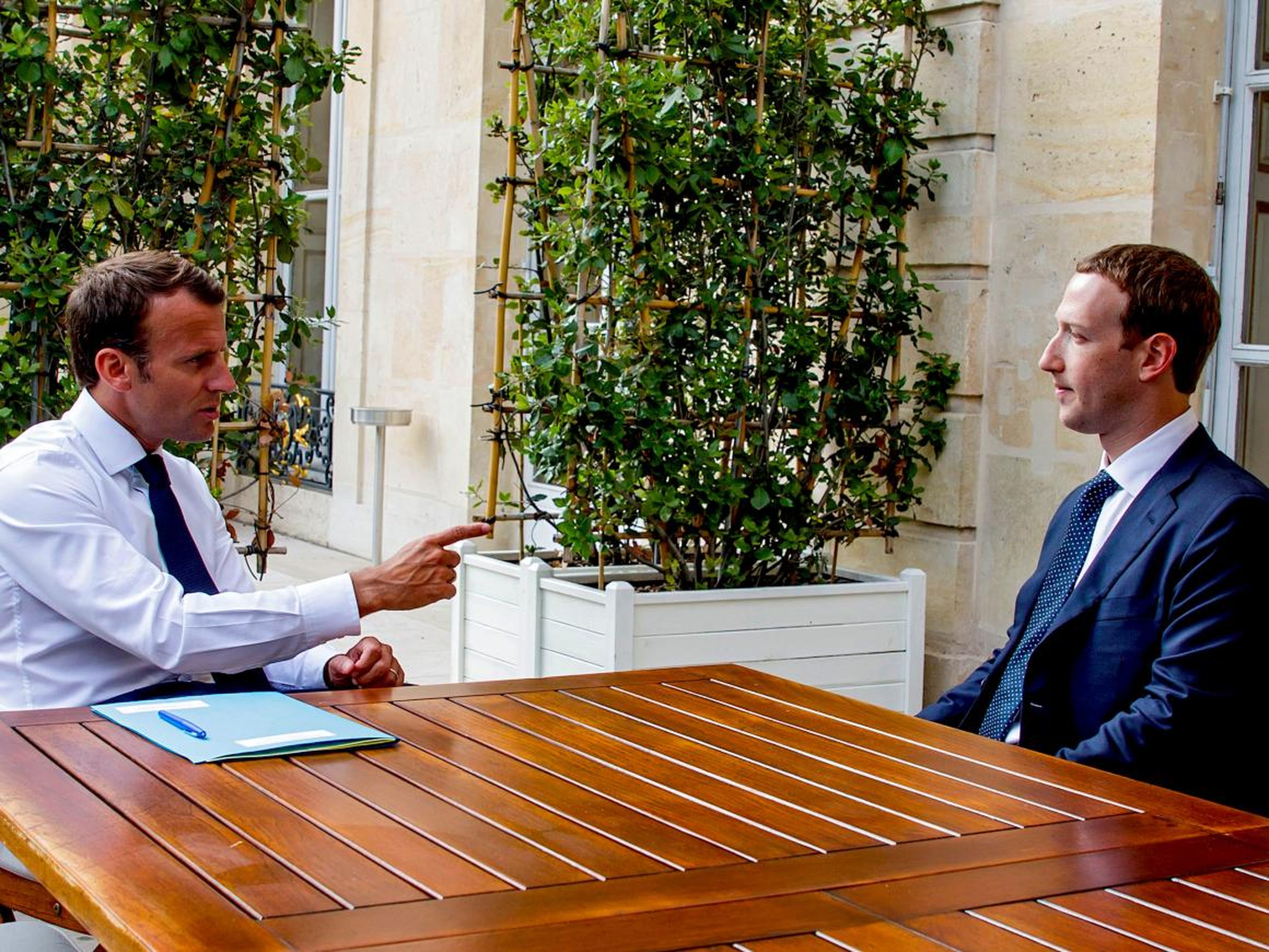El presidente francés Emmanuel Macron y Mark Zuckerberg, CEO de Facebook.