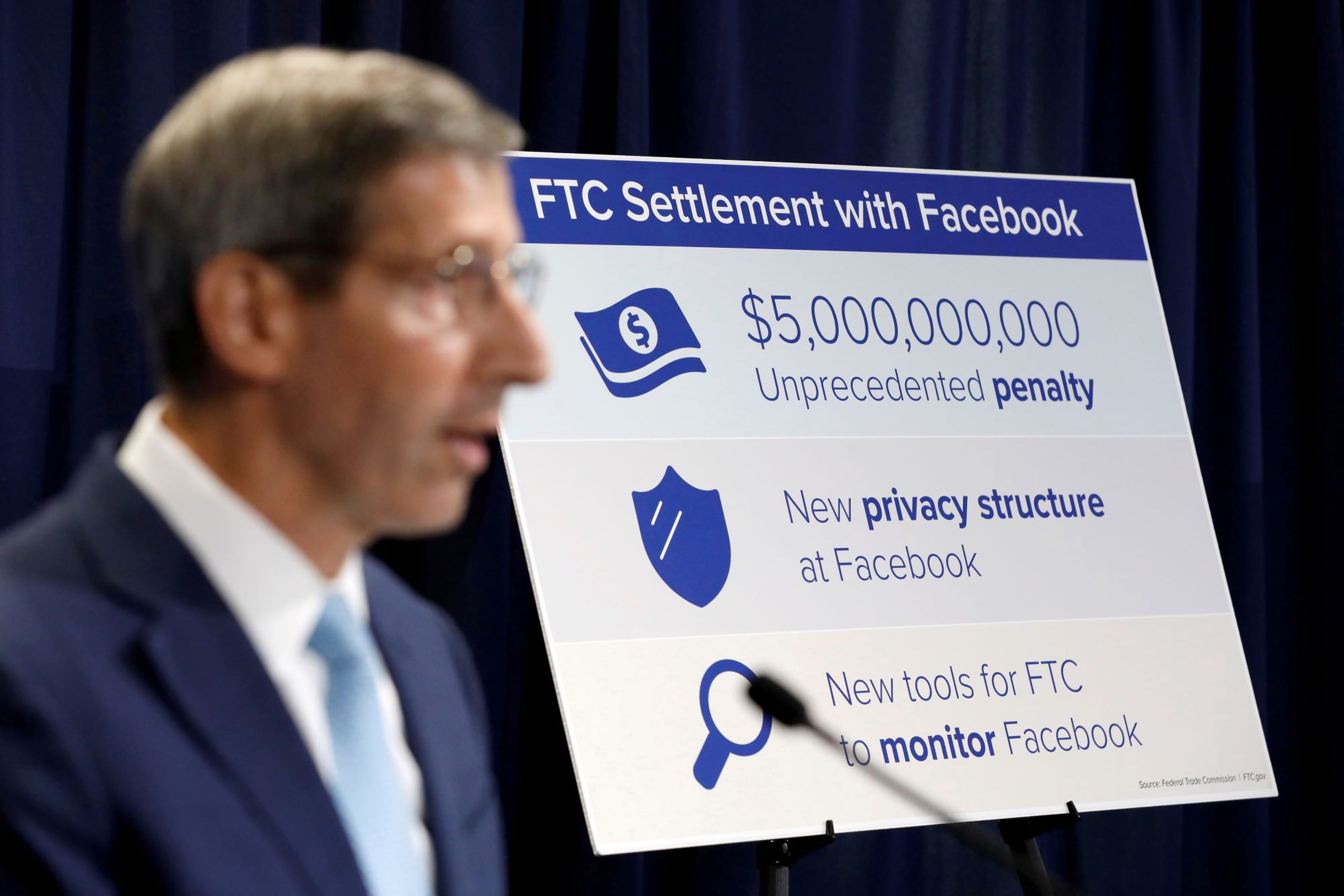 Rueda de prensa con la FTC tras la sanción a Facebook.
