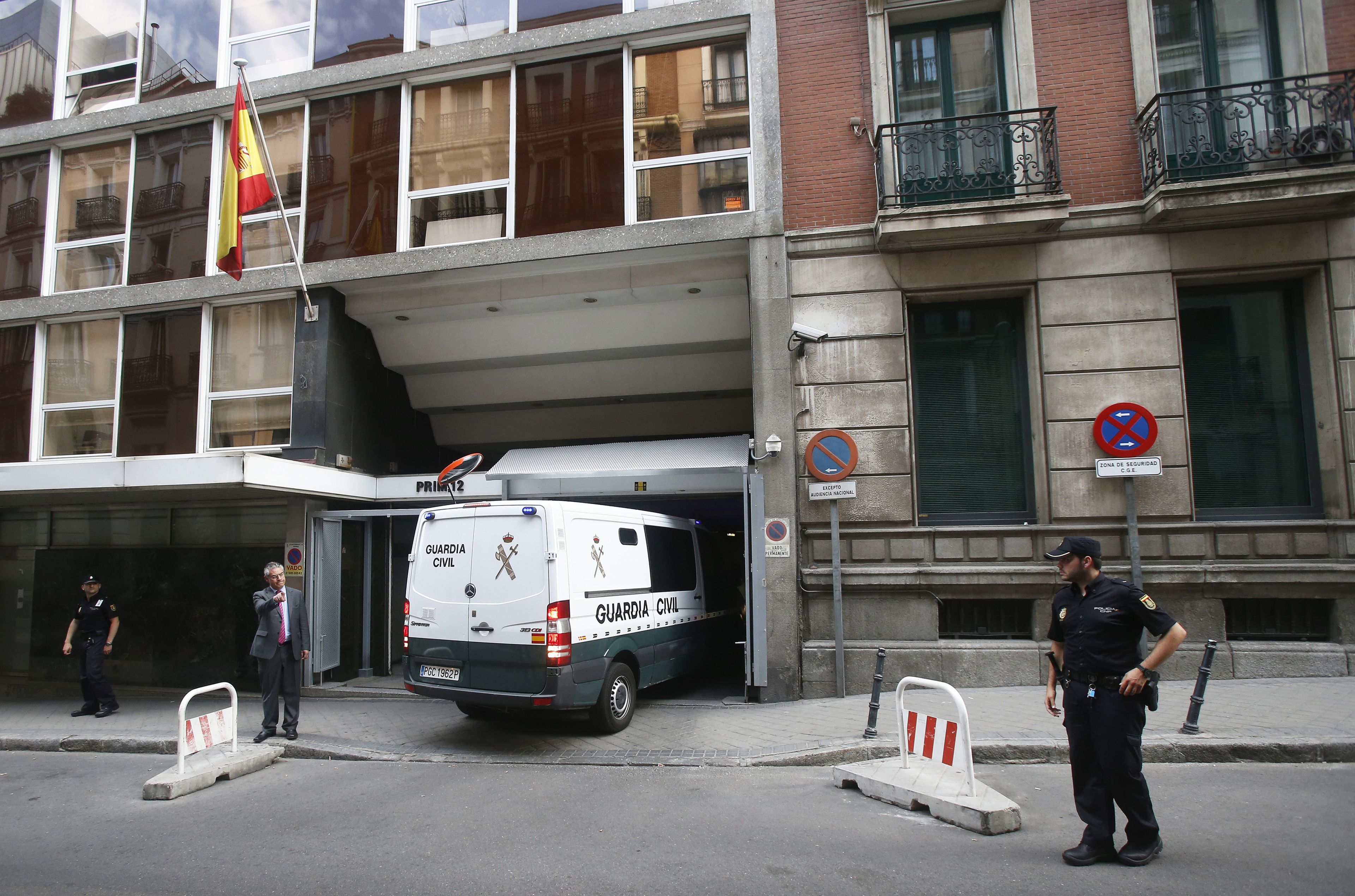 Un furgón policial entre en un juzgado de Madrid.