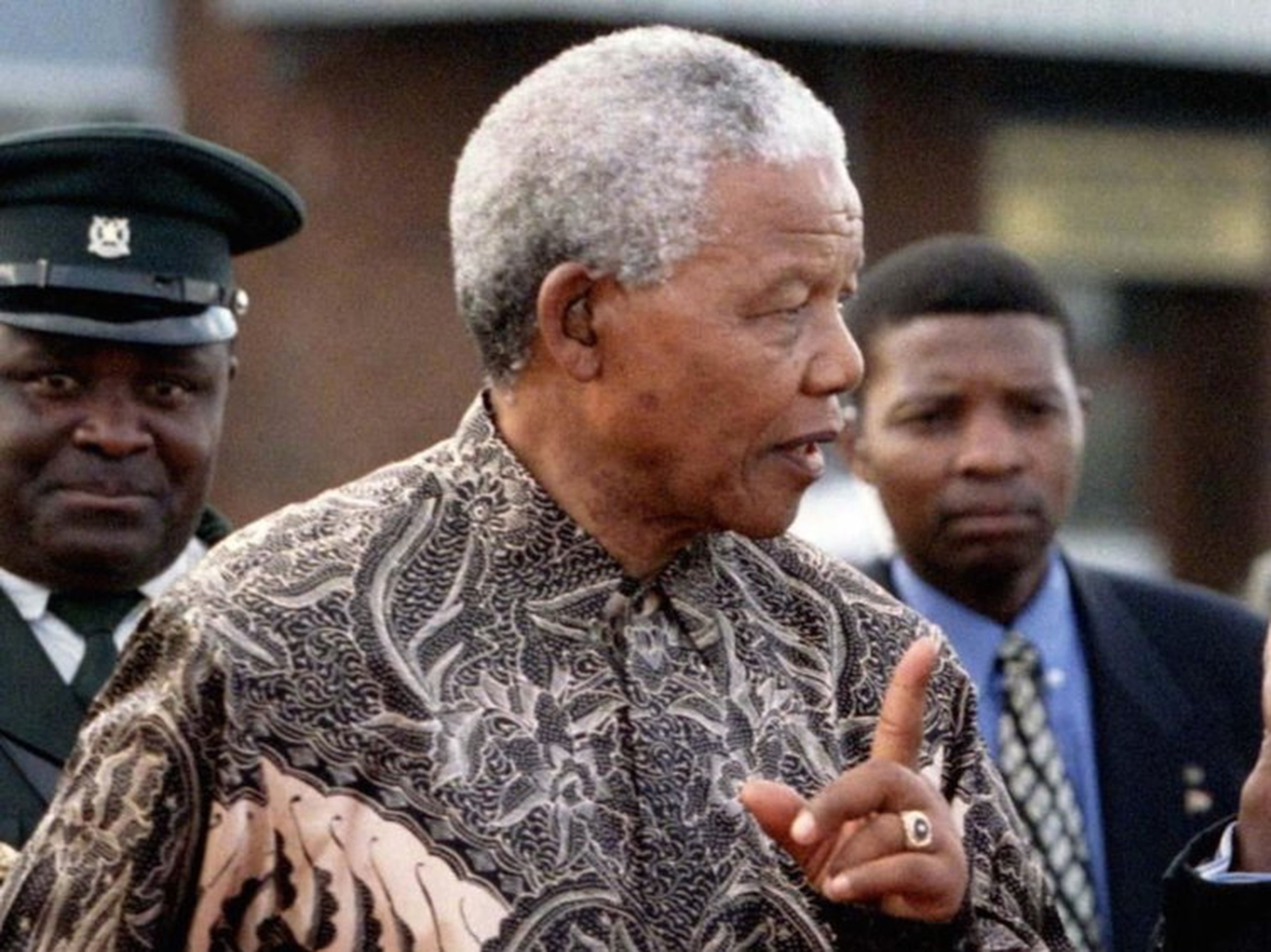 El presidente Nelson Mandela habló con Robert Mugabe, de Zimbabwe, en 1997, cuando salía del país tras una visita de Estado de tres días.