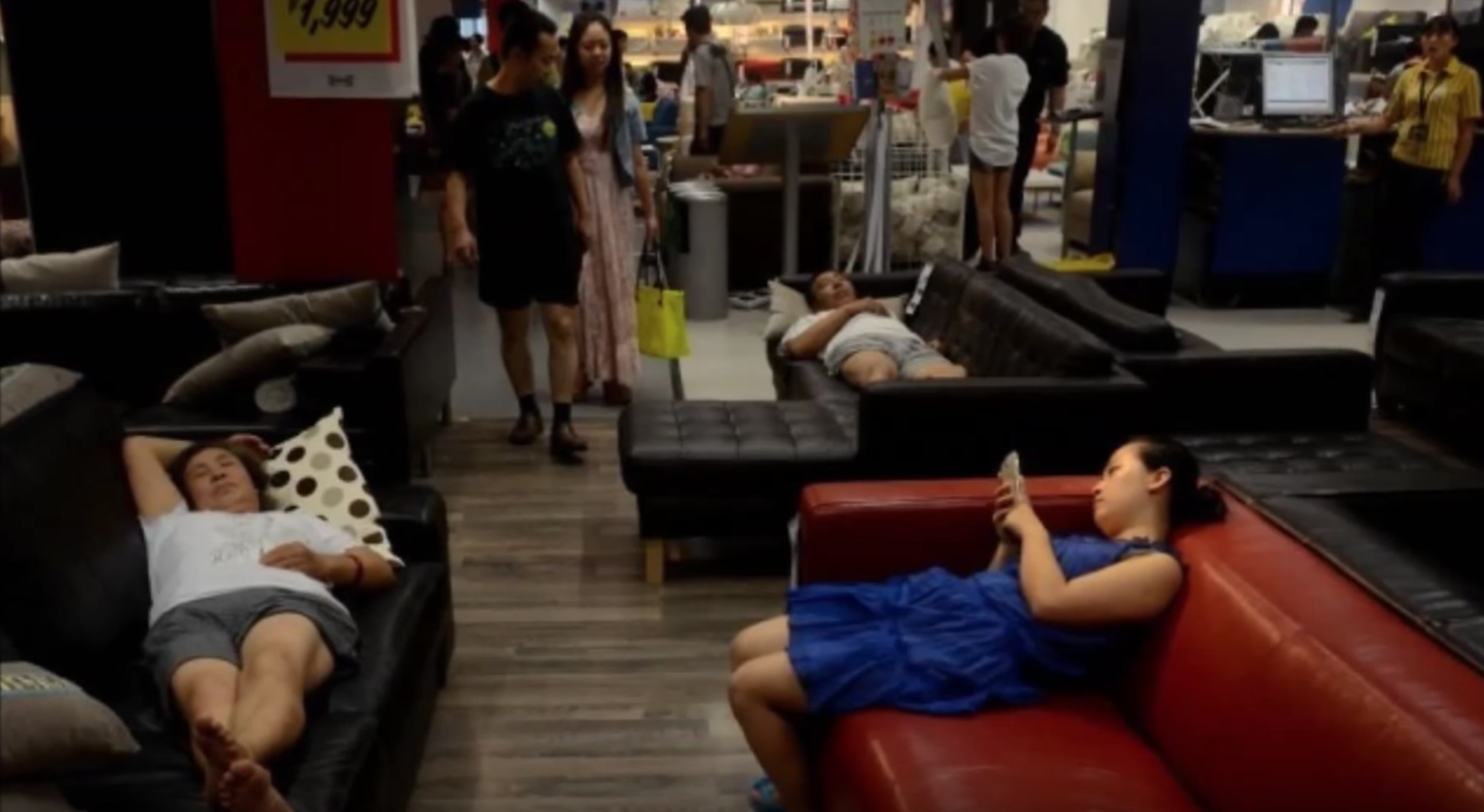 Gente durmiendo Ikea