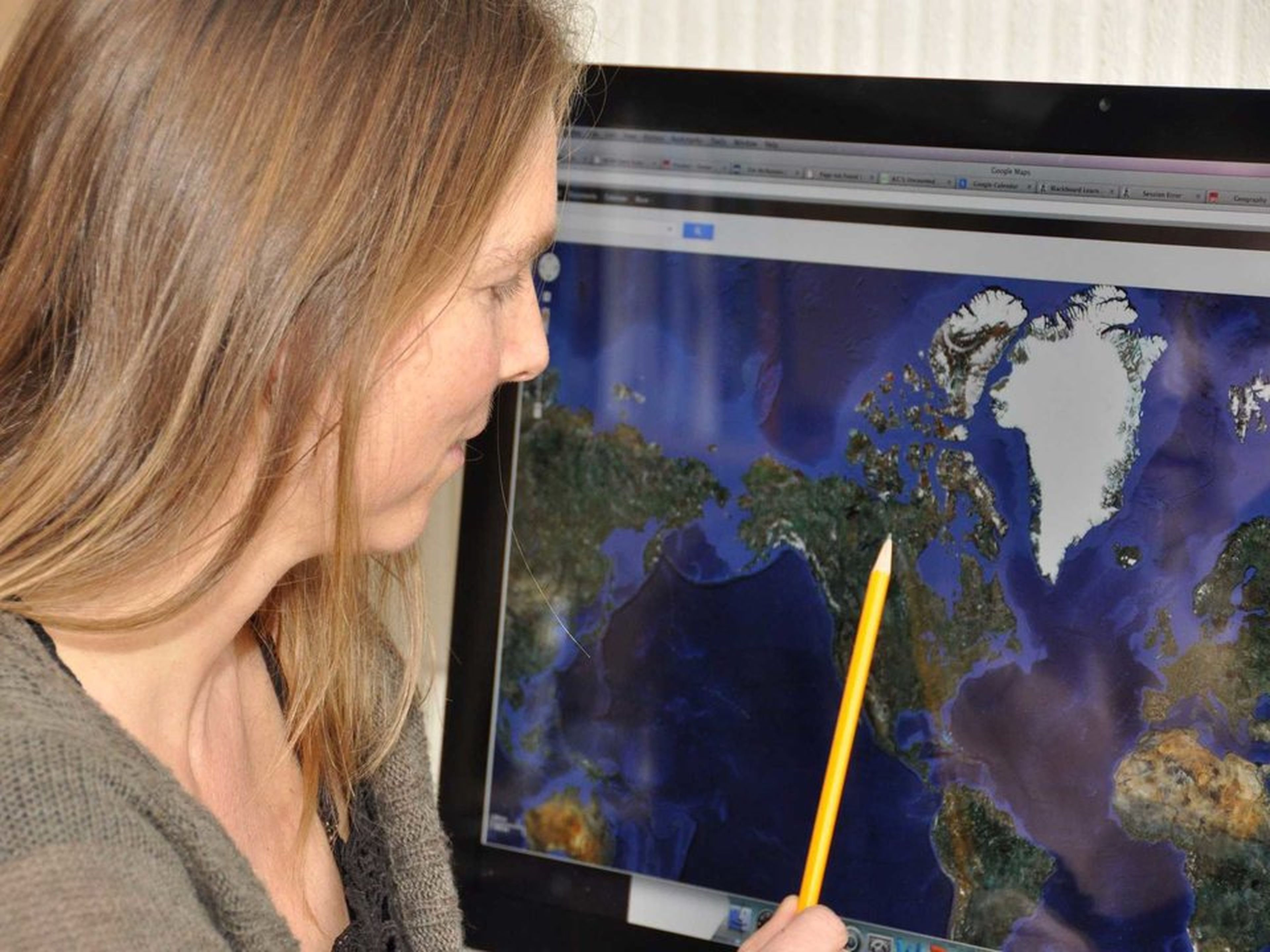 Una geógrafa mirando un mapa.