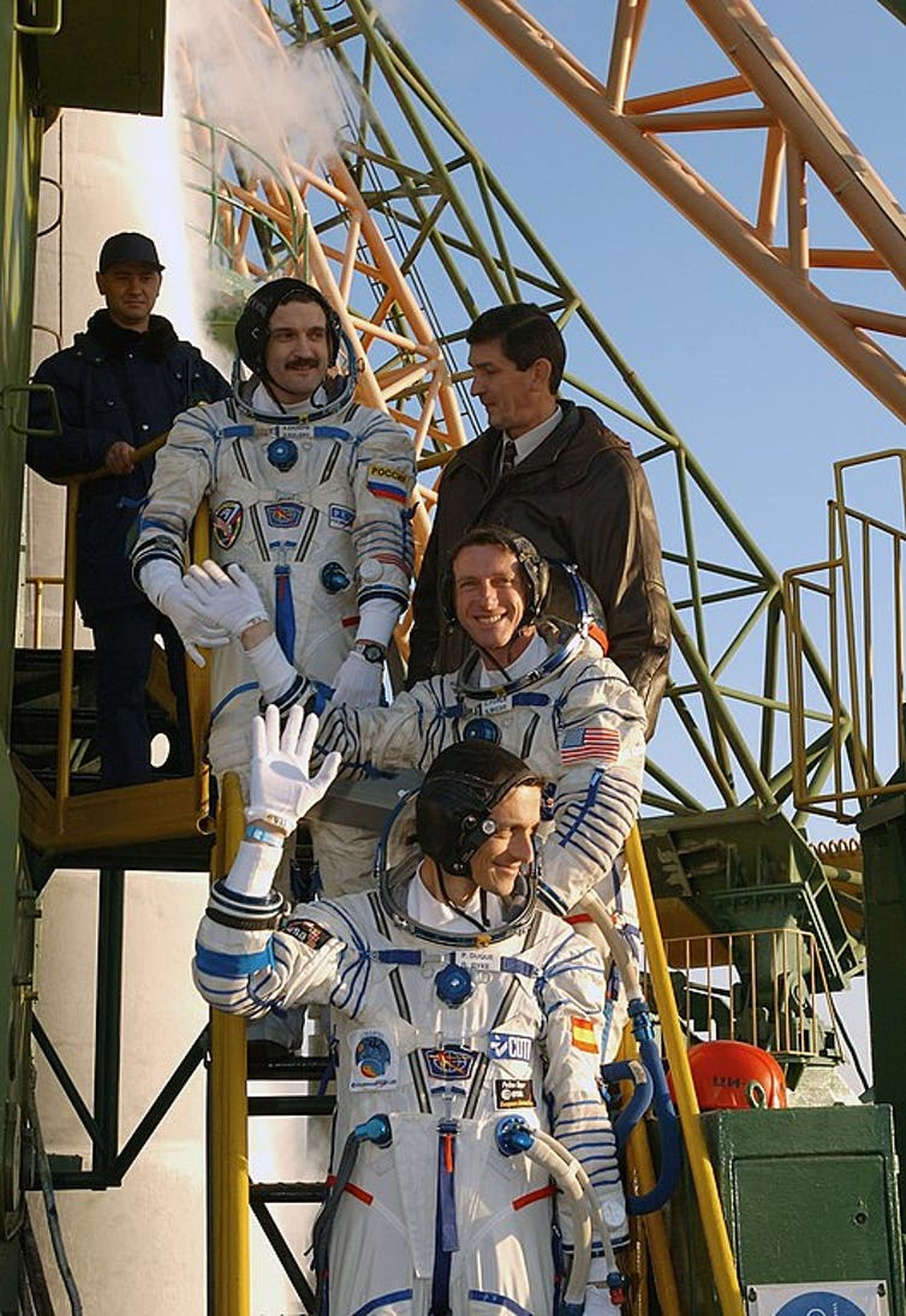 El astronauta español de la Agencial Espacial Europea (ESA) Pedro Duque (abajo) con Alexander Y. Kaleri y C. Michael Foale (centro), en la base del Cohete Soyuz en el Cosmódromo de Baikonur en Kazajstán el 18 de octubre de 2003.