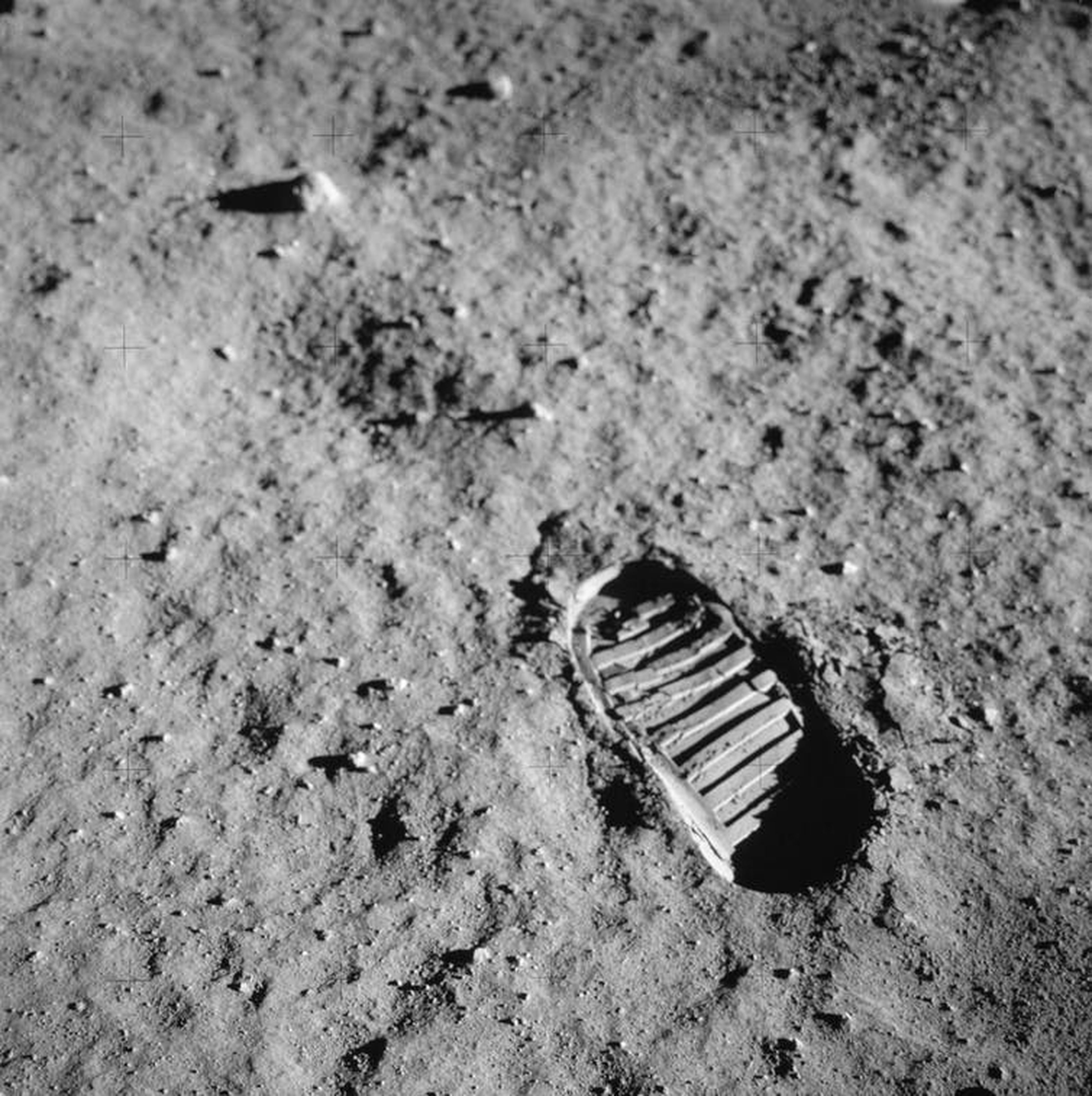 Plano corto de la huella de un astronauta en el suelo lunar, fotografiada durante la actividad extravehicular del Apolo 11 en la Luna el 20 de julio de 1969.