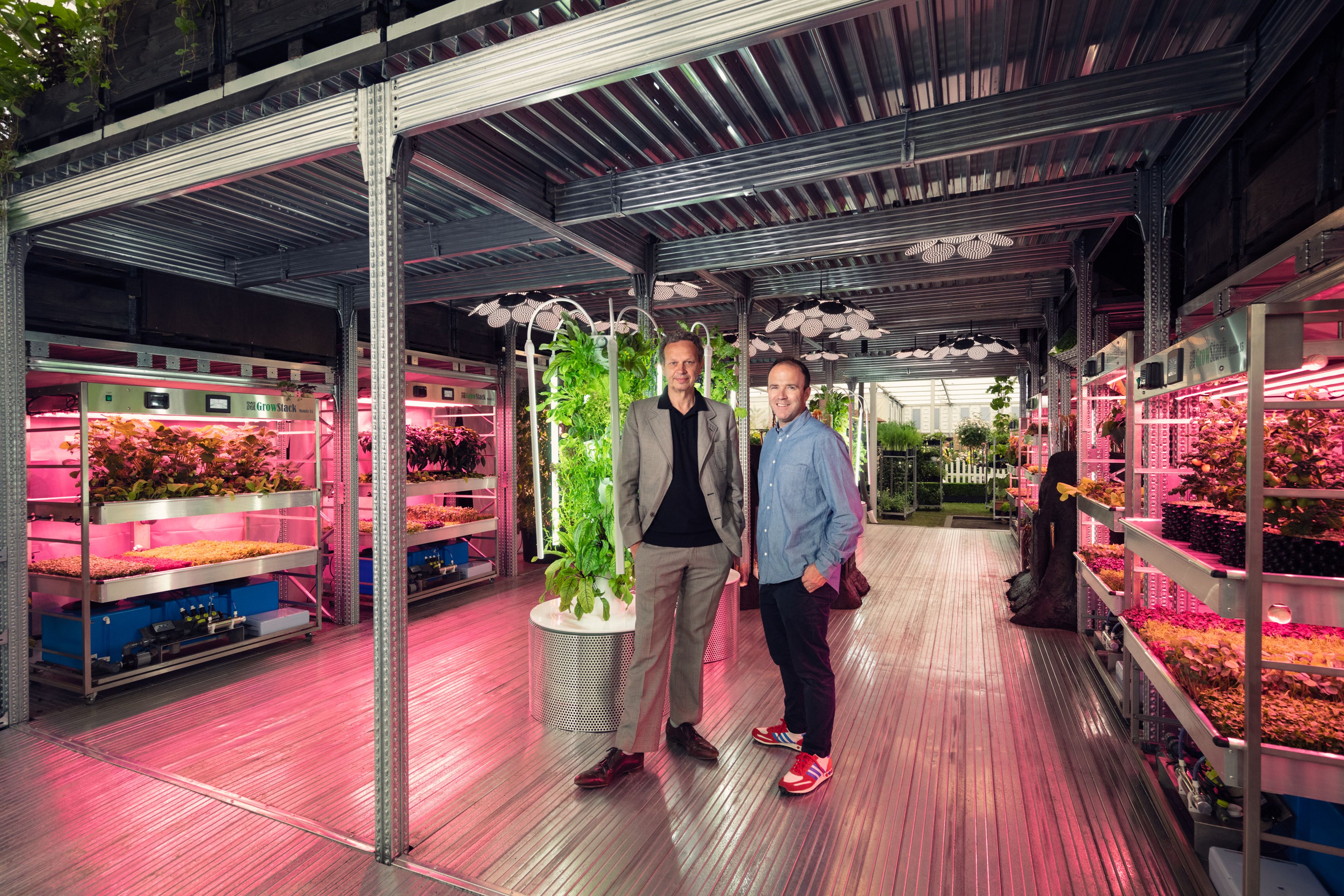 El diseñador Tom Dixon y el jefe creativo de Ikea, James Futhcer, en el jardín del primero expuesto en el Chelsea Flower Show 2019.