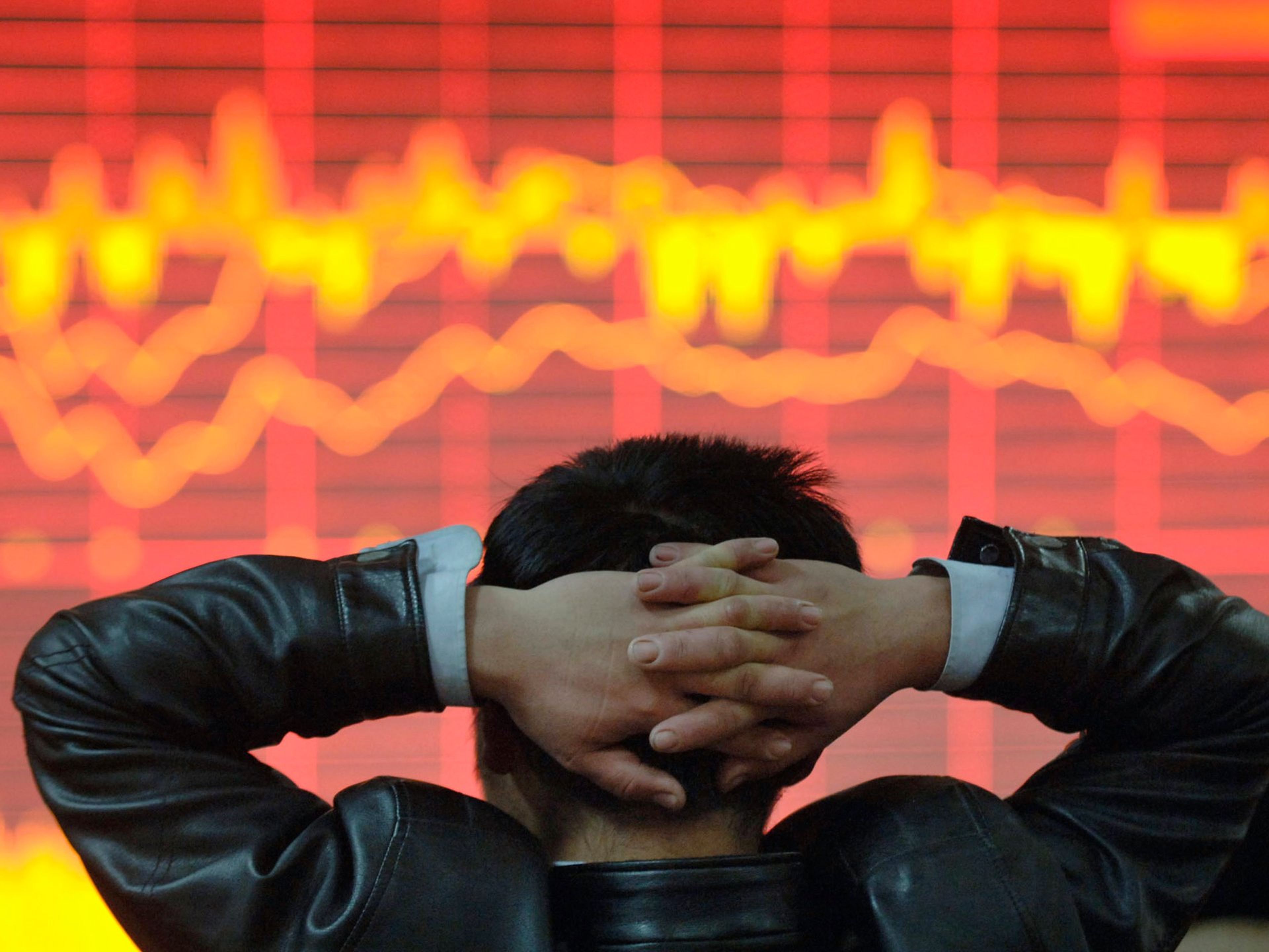 Un inversor chino mira la evolución de los mercados en una pantalla