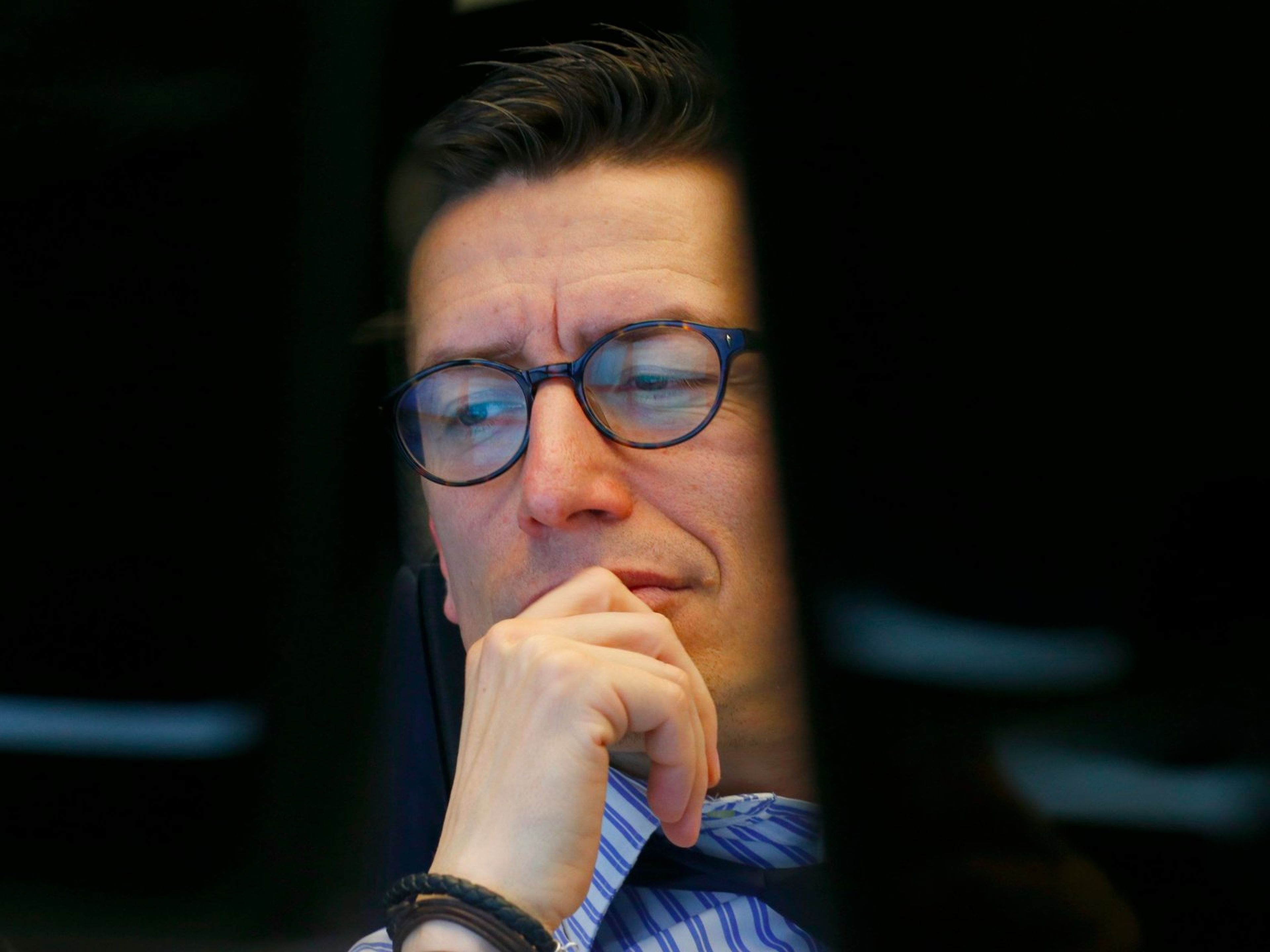 Un inversor observa las pantallas de cotización en Wall Street