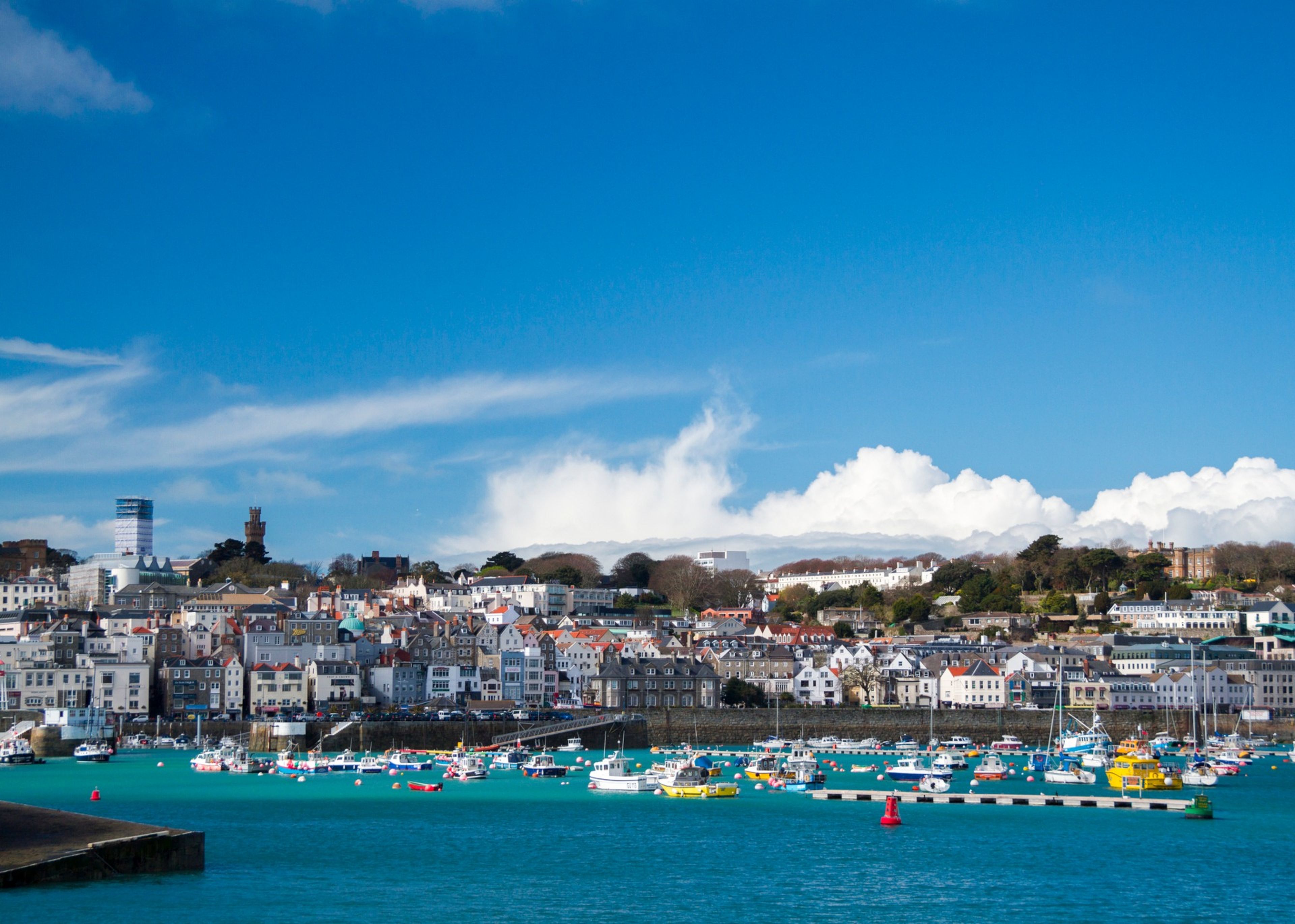 La isla británica de Guernsey, un paraíso fiscal en el Canal de la Mancha