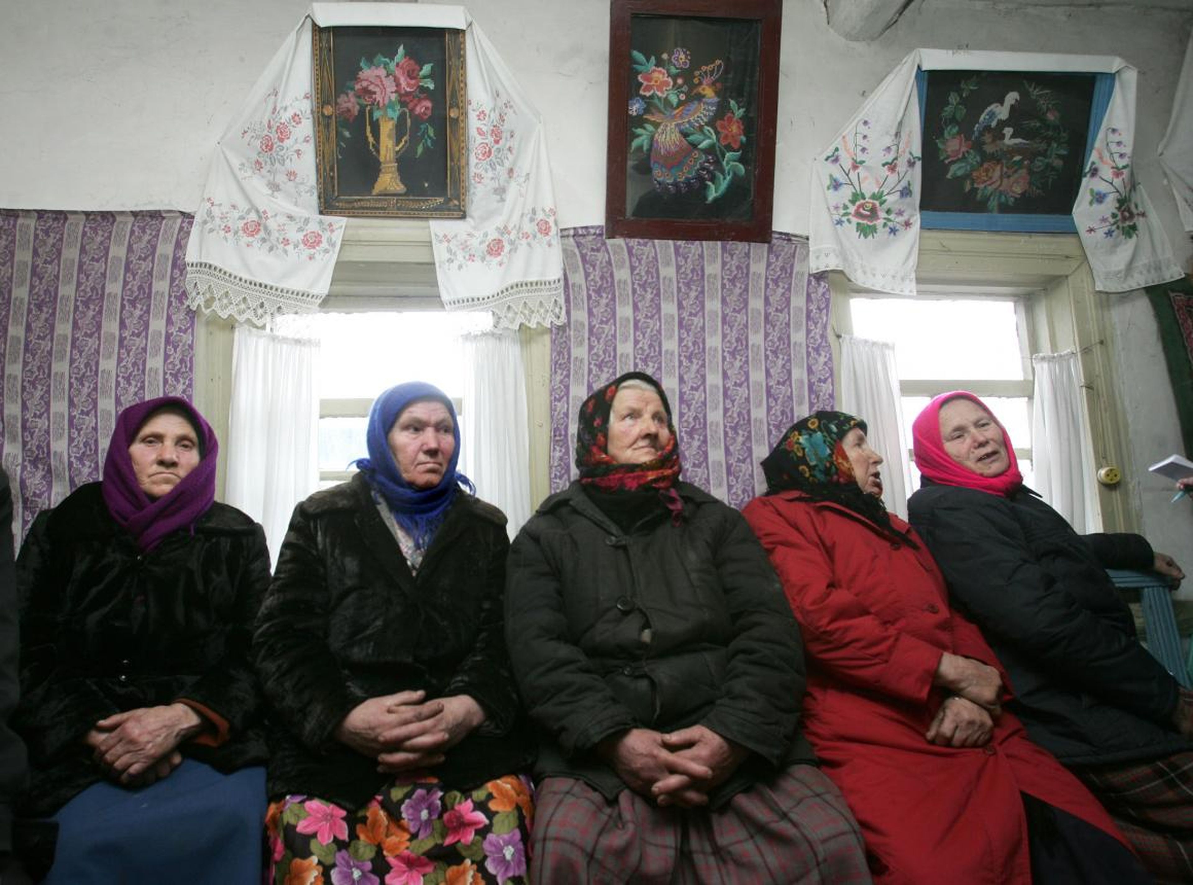 Residentes del pueblo Ilyintsy, ubicado en la Zona de Exclusión de Chernóbil, fotografiadas en abril de 2006.