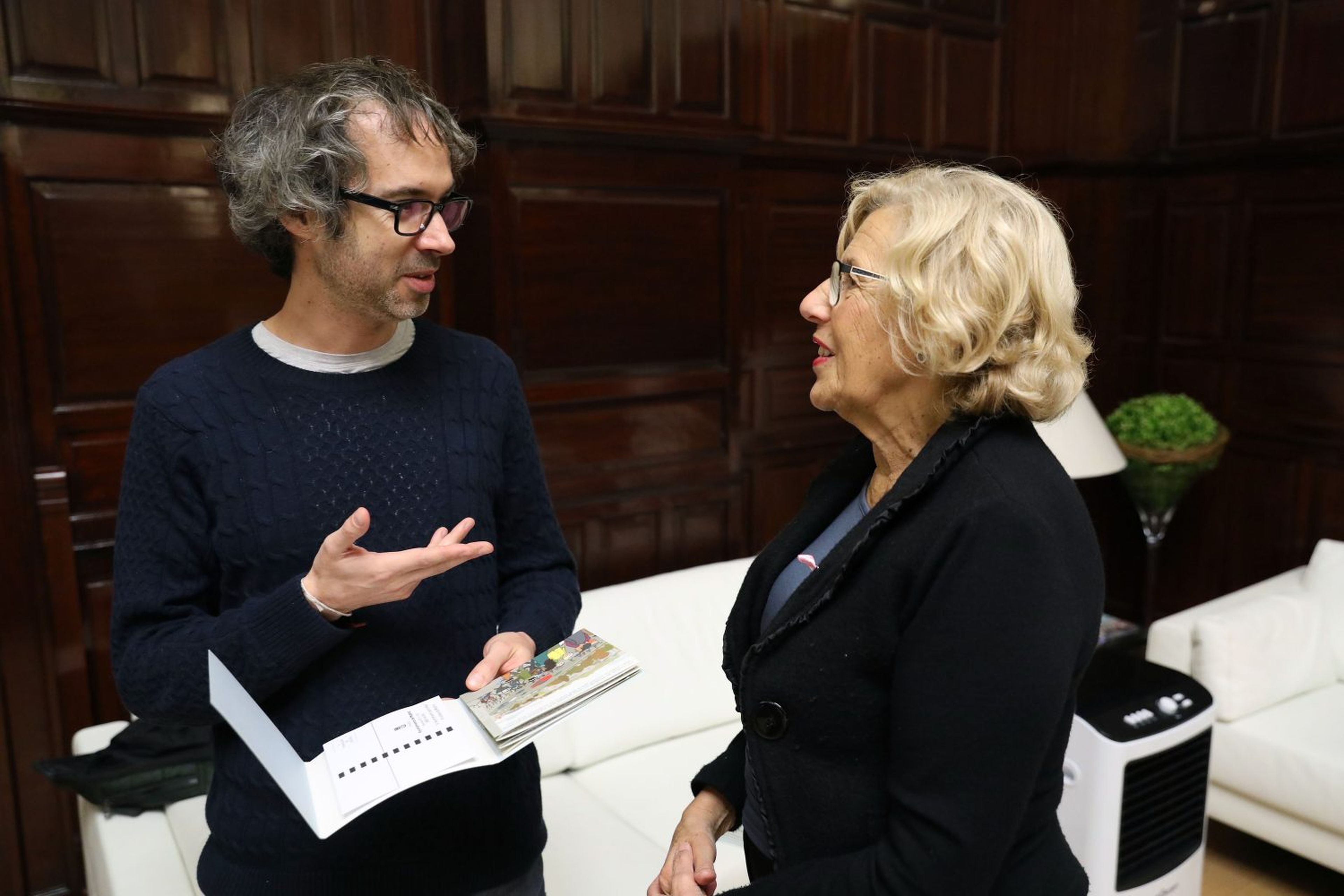 El pianista británico James Rhodes, afincado en España, charla con Manuela Carmena, alcaldesa de Madrid entre 2015 y 2019.