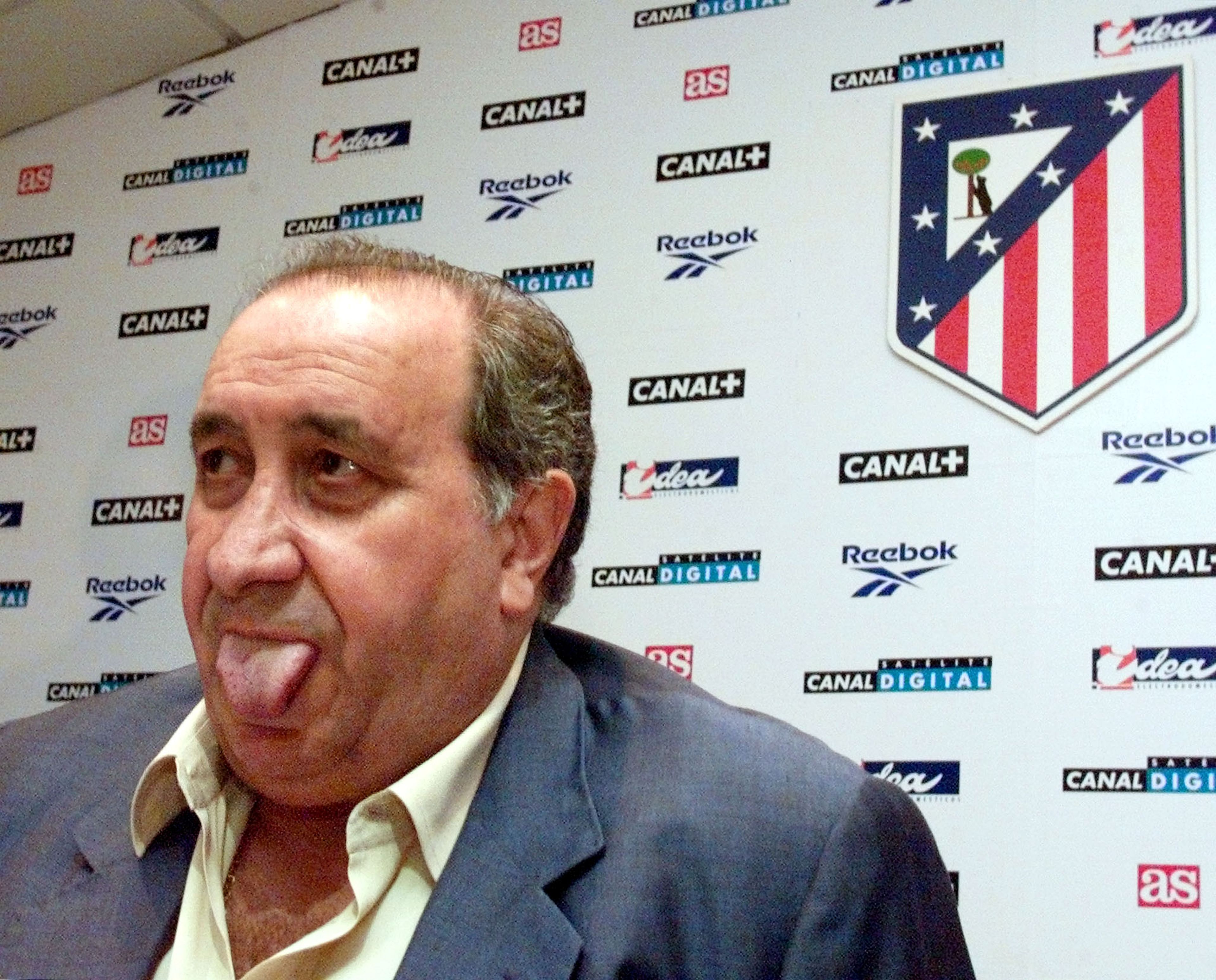 Jesús Gil saca la lengua en la sala de prensa del Vicente Calderón.